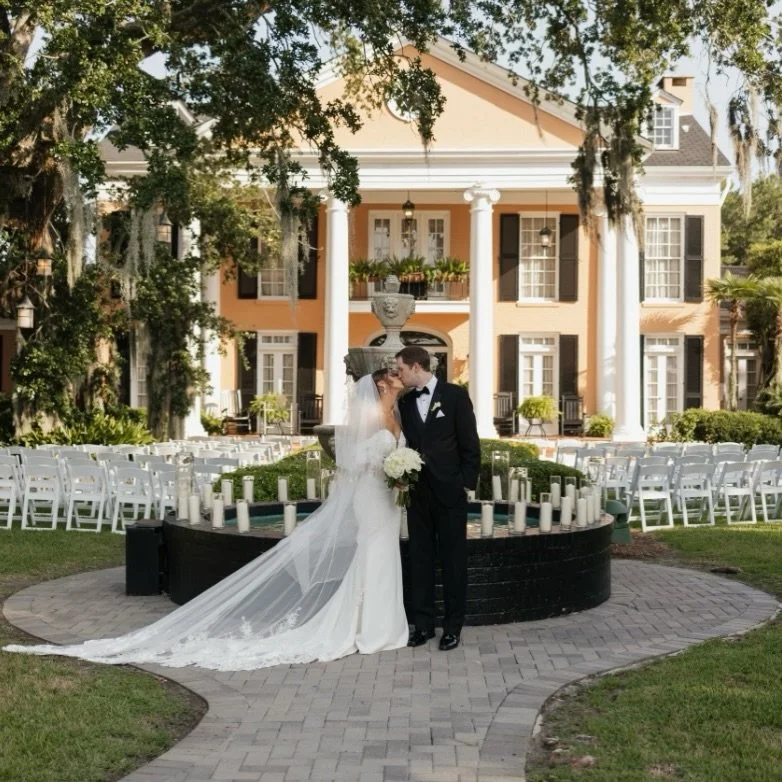 This season, we&rsquo;re grateful for every love story shared at Southern Oaks.
Wishing you all a very Merry Christmas 🤍🎄

Photography | @maloriewhitephotography 
Dress | @martinalianabridal @whitelaceandpromises 
Makeup | @glamonlocationllc 
Flori