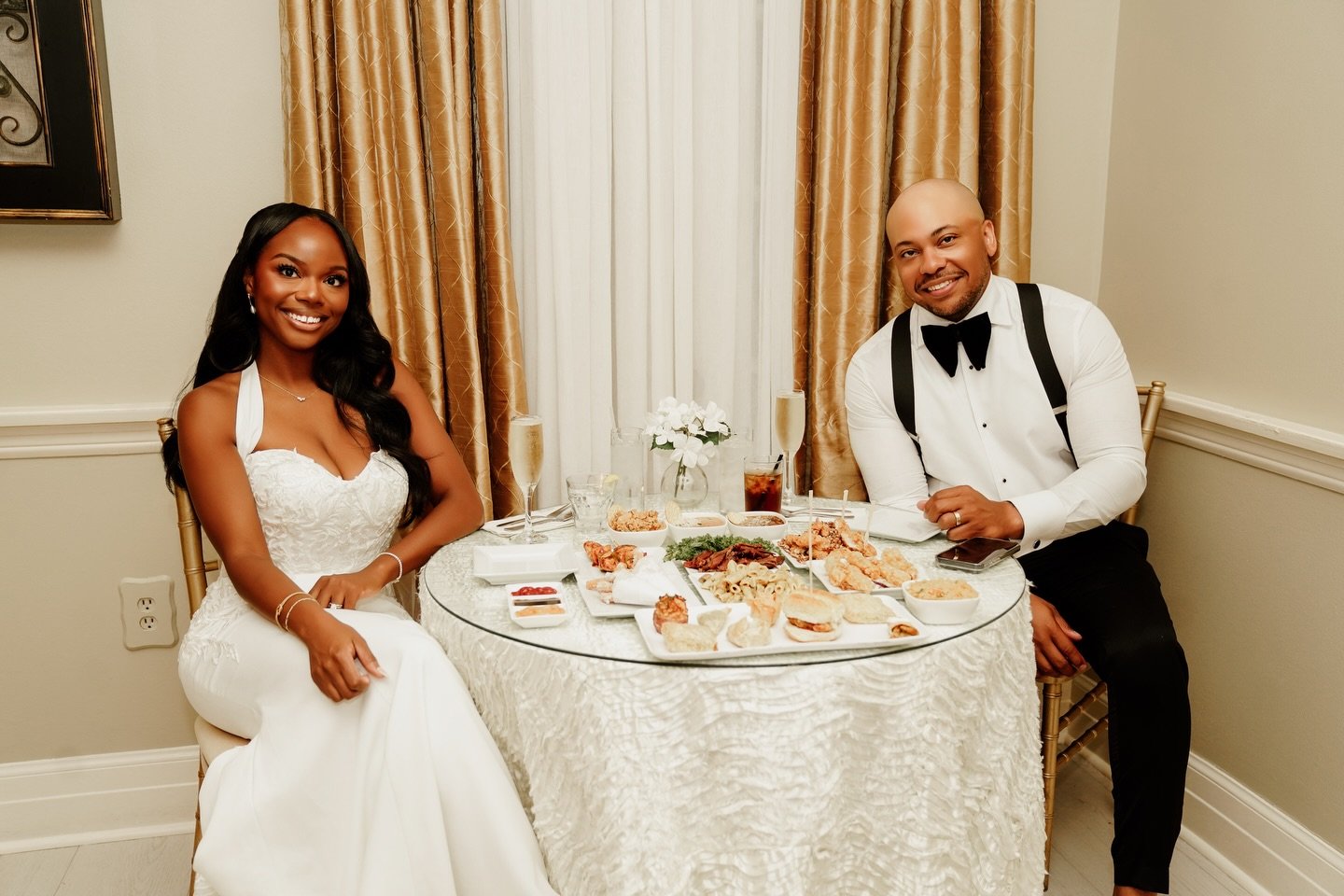 Wedding days move fast &mdash; so we built in a pause 🤍
A private newlywed dinner, champagne in hand, and a quiet moment to soak it all in.
It&rsquo;s the little things that make the Southern Oaks experience unforgettable ✨

Photography | @audie_jay