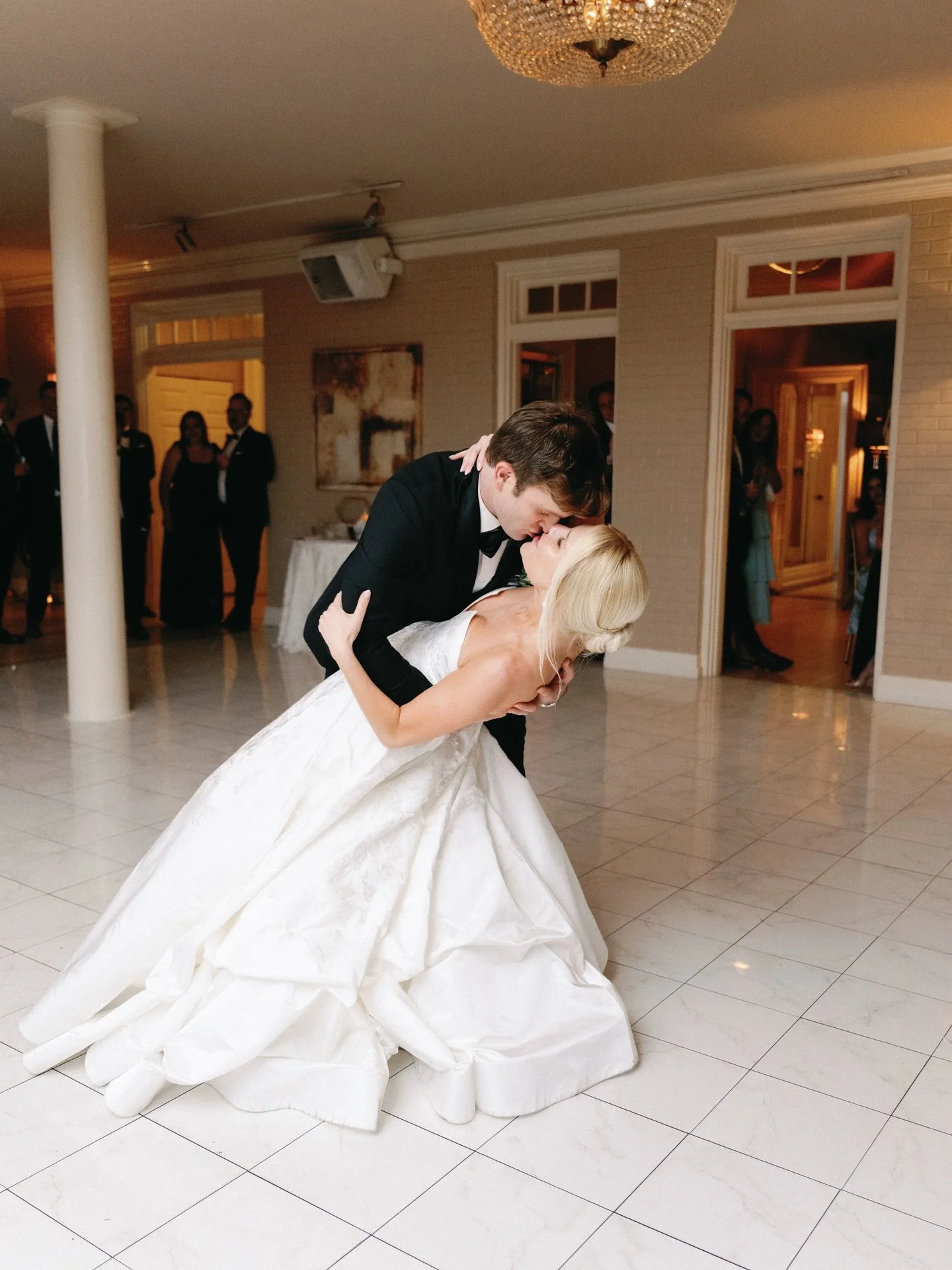 Our classic white dance floor sets the scene for unforgettable first dances&mdash;and even sweeter kisses 💍✨

Photography | @brennerweddings