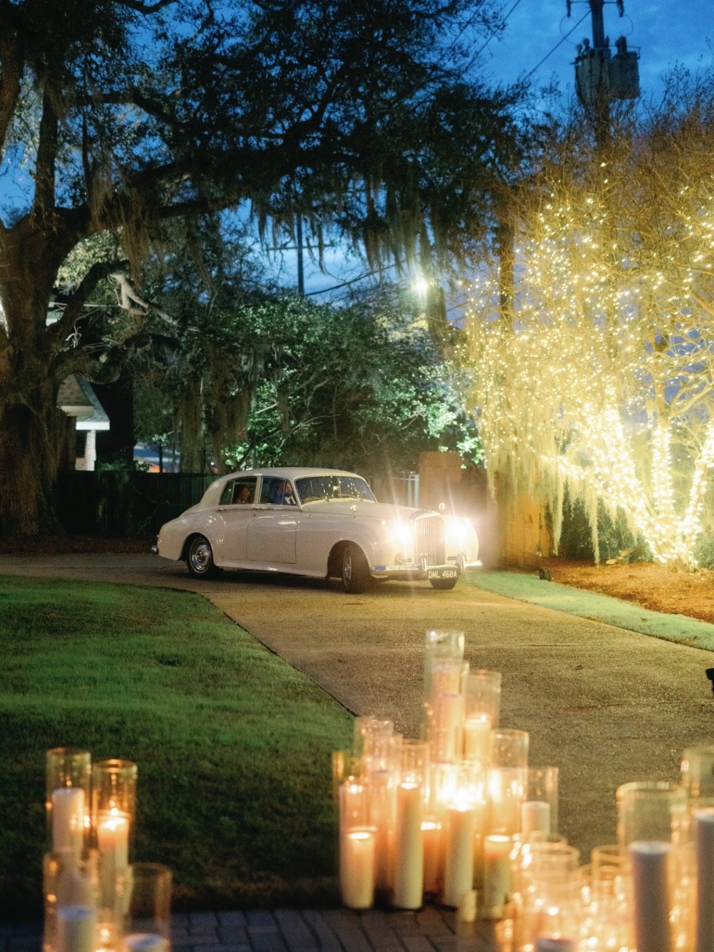 When the fairytale arrival is just the beginning🤍✨

Photography | @brennerweddings 
Florist/Candle Decor | @bellabloomsfloral 
Planning | @amandapriceevents