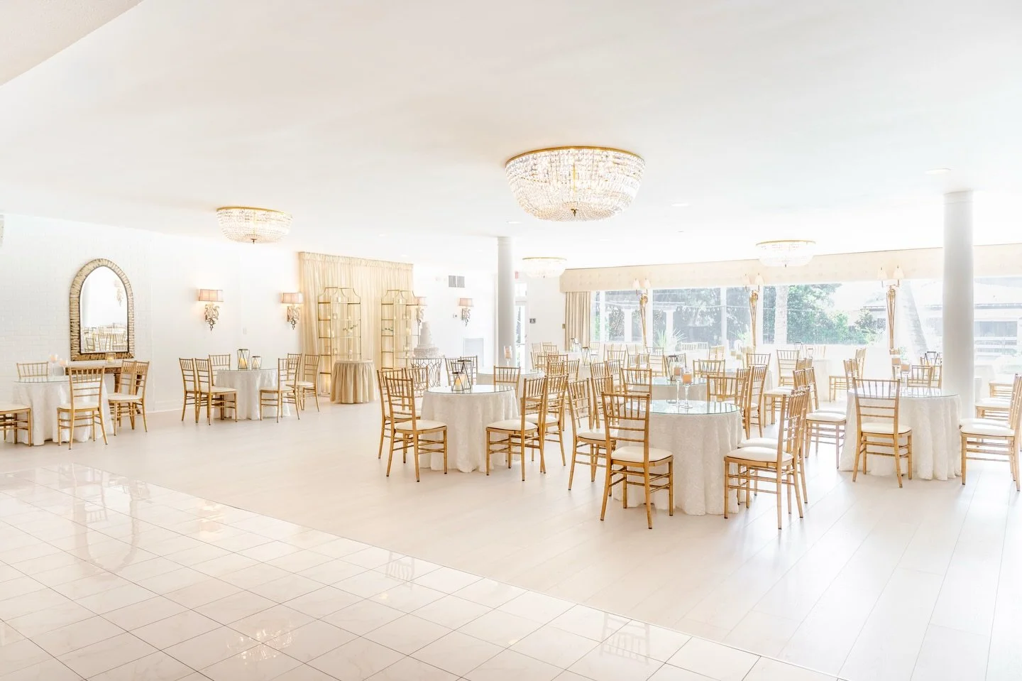 Where timeless elegance meets a fresh new glow ✨ Step inside our newly renovated ballroom 

Photography | @brennerweddings