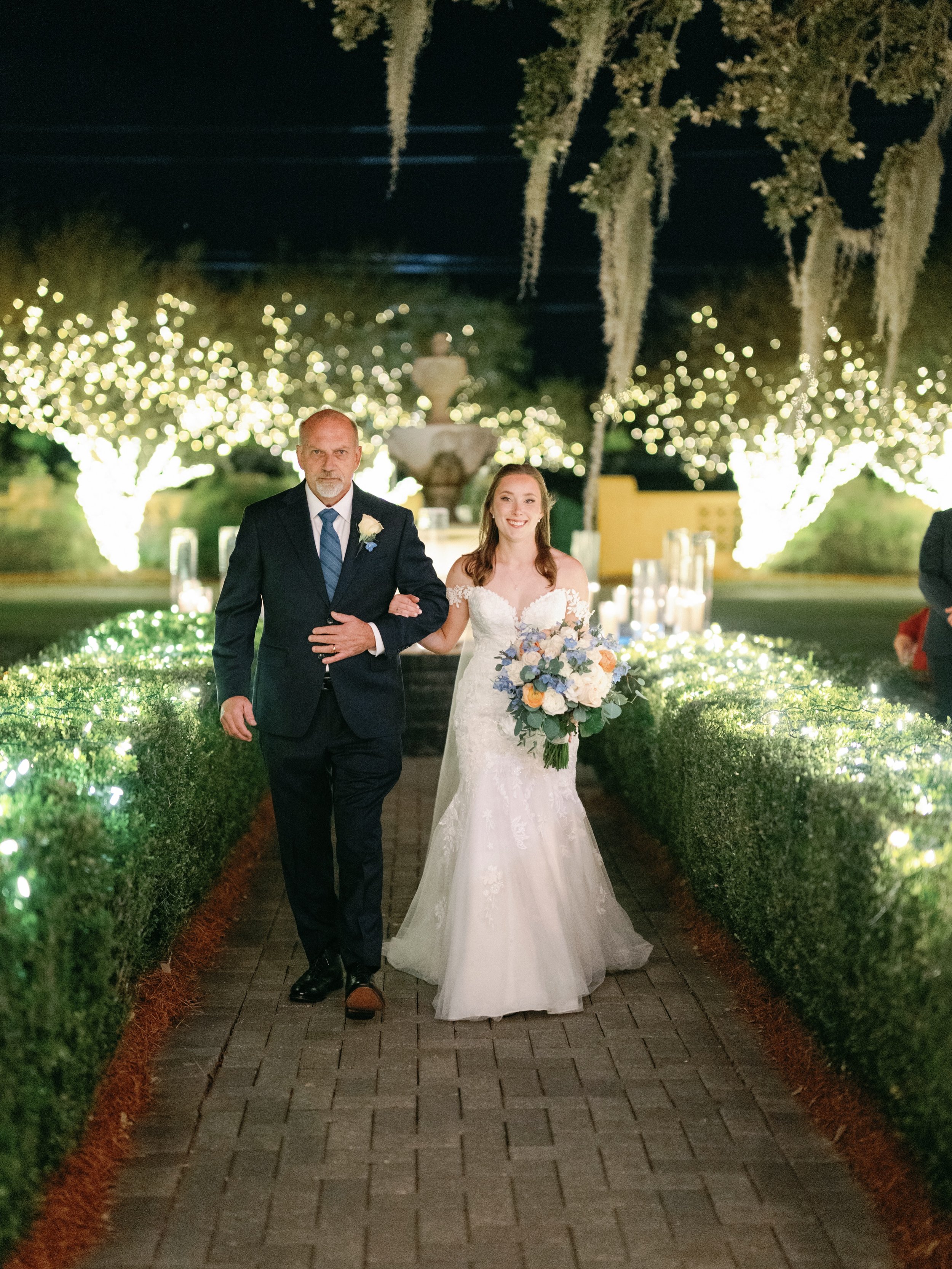 A Southern Oaks grand entrance never gets old. From the vintage Rolls Royce to the walk beneath the oaks, every datail is designed to make this moment unforgettable 🤍

Photography | @brennerweddings