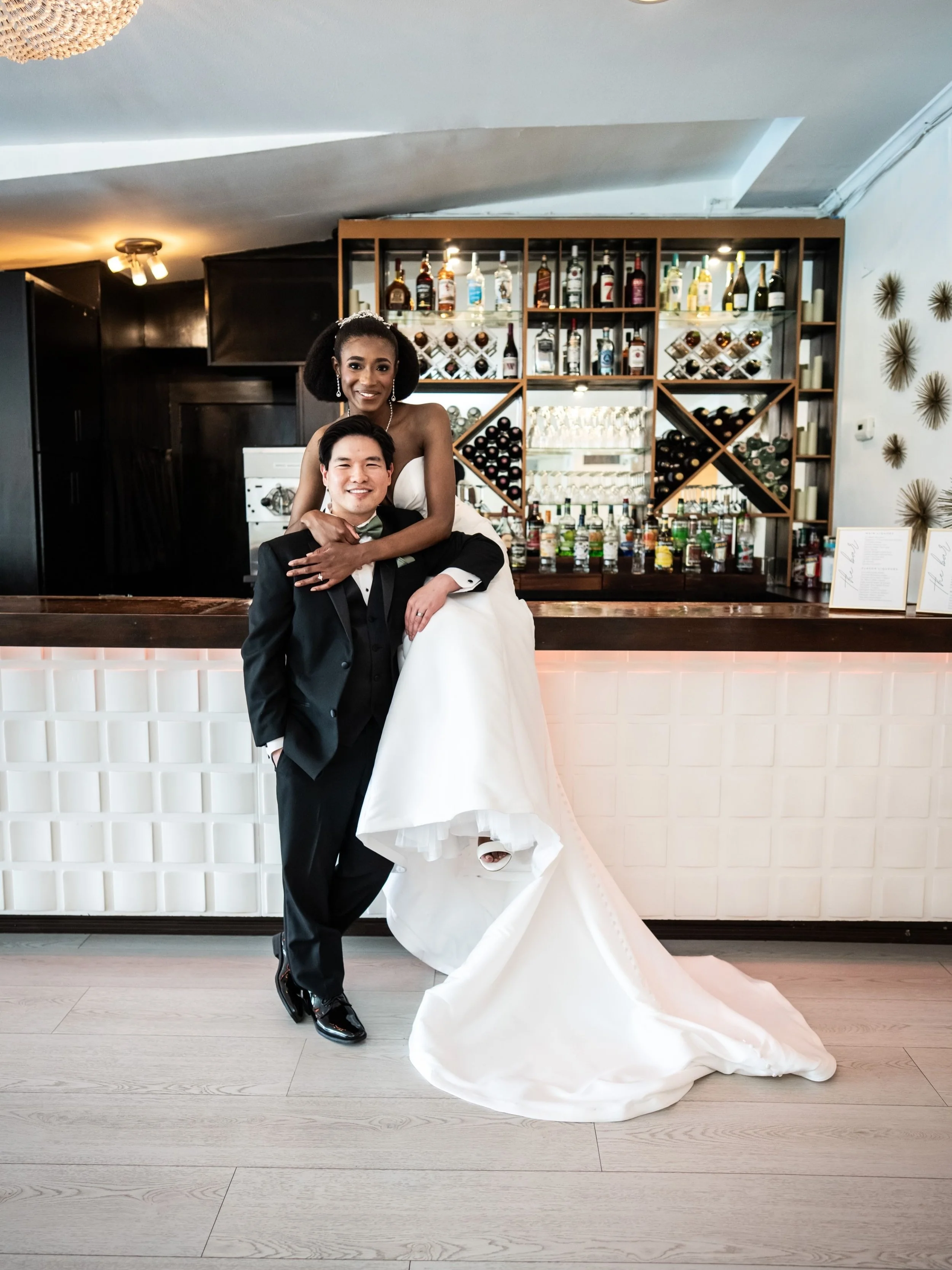 Consider the bar tab handled🥂 

Our open bar is included in your Southern Oaks reception&mdash;because celebrating should be the easy part🍸

Photography | @michael.caswell