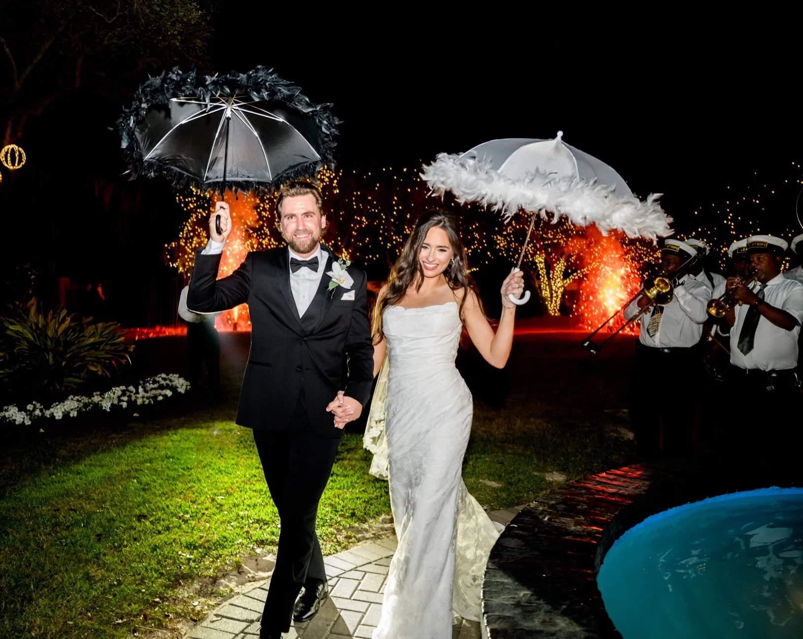 SURPRISE! Logan + Kevin&rsquo;s guests thought the ceremony was over&hellip;

but the celebration was just getting started! A surprise Second Line Band AND fireworks?! 

Now THAT&rsquo;S how you kick off a New Orleans wedding celebration⚜️✨

Photogra