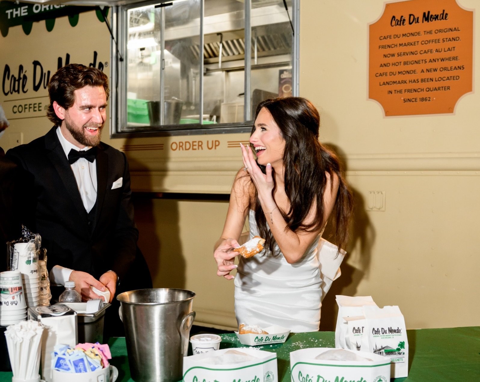 Nothing says a New Orleans wedding quite like ending the night with warm beignets from @cafedumonde 🤍✨ 

One of our favorite Southern Oaks enhancements&mdash;and always a guest favorite!

Photography | @1216studio