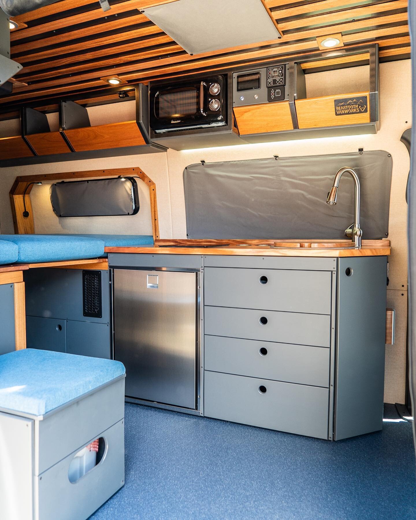 From the extended galley, to the sliding pull out cabinets, this new build maximizes storage space. Utilizing @_flarespace_ allows us to open up the space in the van and create new options for gear storage. Explore this build and more on our website!