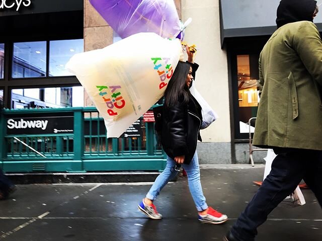 Balloon delivery | NYC #igersofnewyork #ig_northamerica #instagramnyc @instagram #igers #photooftheday #pixoftheday #seemycity #newyorkcity #newyork #nyc #citylife #cityliving #photojournalism #streetphotography #photography #reportage #documentary #