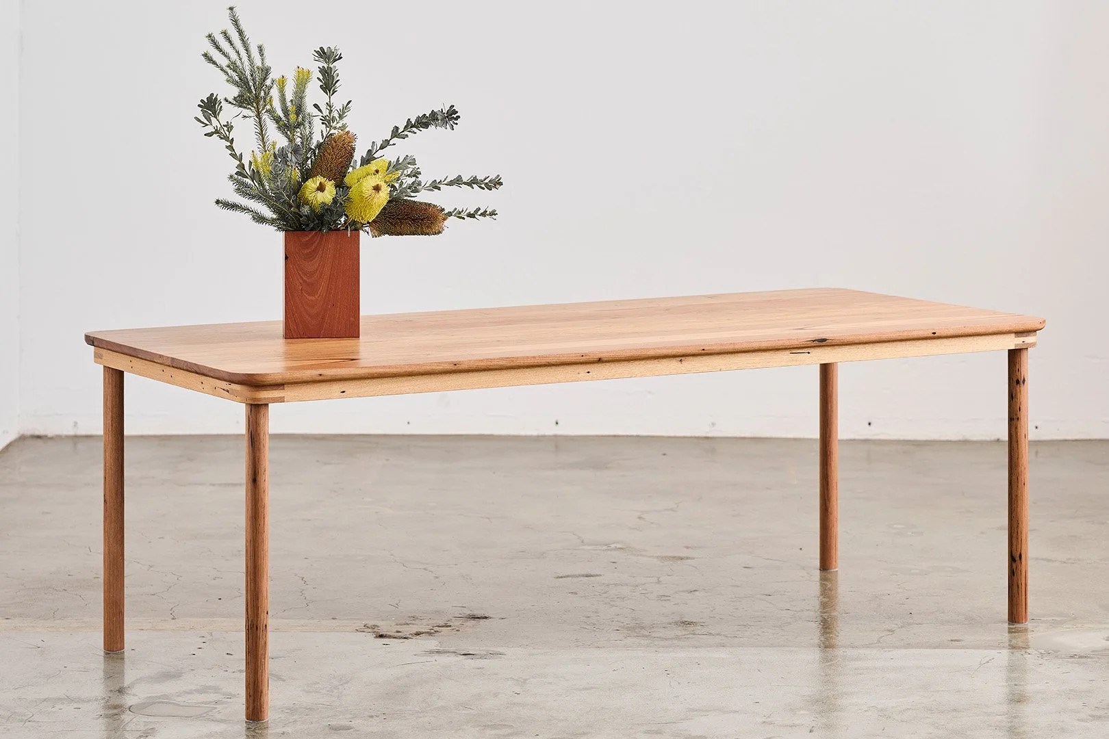 ROUND LEG TABLE