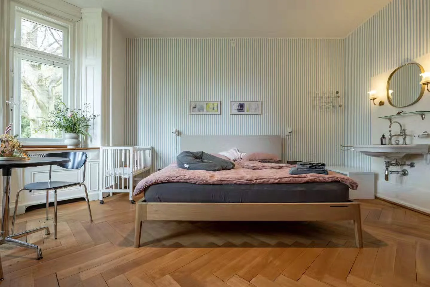 { Alter Charme trifft modernen Komfort. }

#EinHausZumAnkommen

Unsere Wochenbettzimmer: lichtdurchflutet &amp; gem&uuml;tlich.

Alles Familienzimmer
voller besonderer Details
mit allem ausgestattet
was man in den ersten Tagen mit Neugeborenem brauch