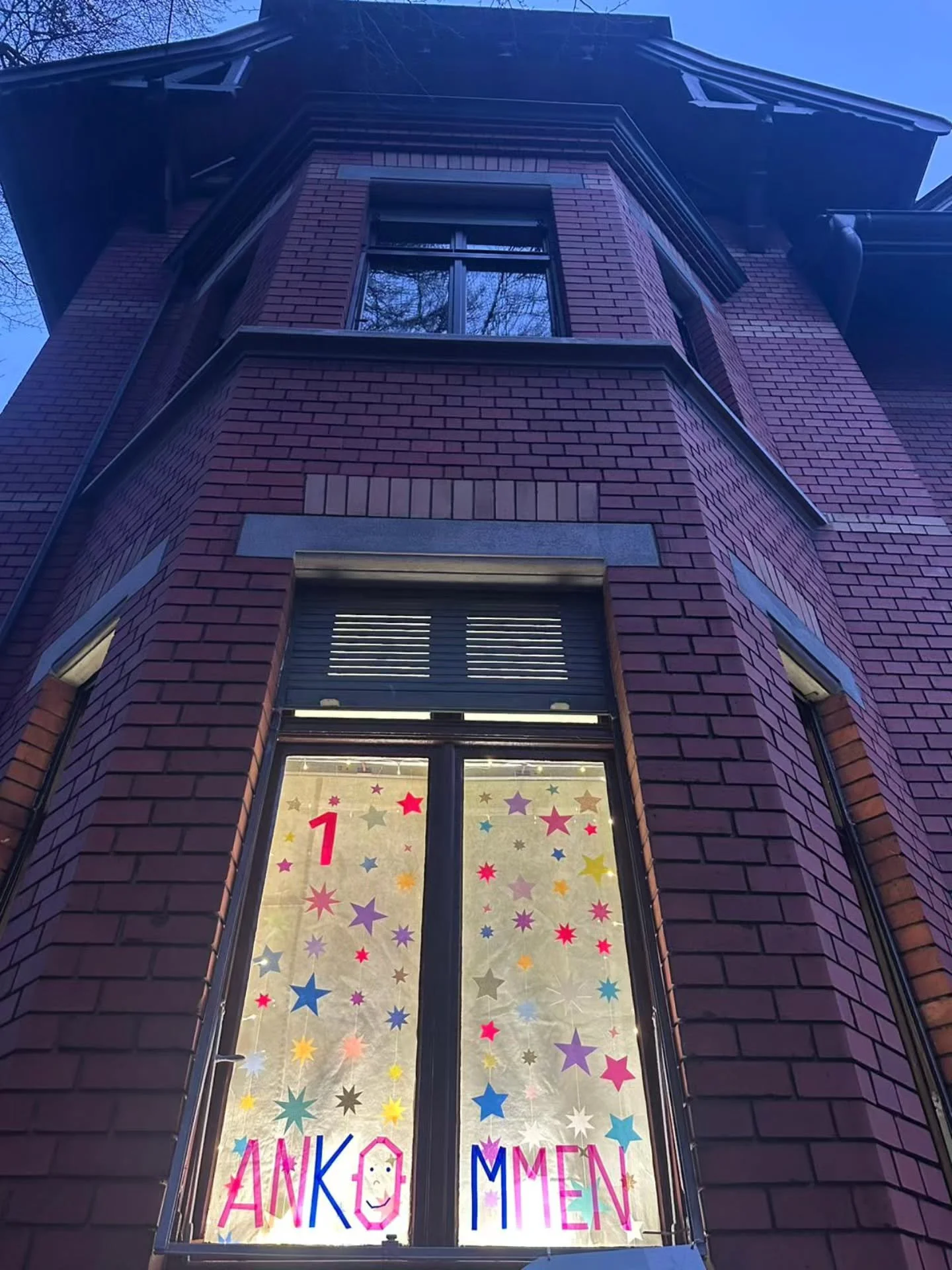 { Adventszauber im Geburtshaus. }

#WeihnachtlichesGeburtshaus

Kerzenschein
Punsch
H&auml;ppchen

Erstrahlen
Zusammensein
Staunen

In einer gem&uuml;tlichen Runde&nbsp;haben wir gestern unser Adventsfenster ein erstes Mal erleuchtet.

Danke an Edna 