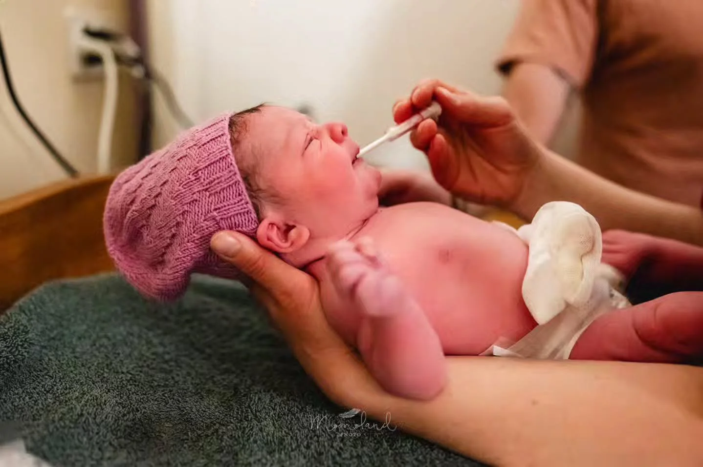 { Vitamin K }

#EinGuterStartInsLeben

Vitamin K ist f&uuml;r die Blutgerinnung unentbehrlich. Fehlt es oder ist es nicht ausreichend vorhanden, steigt das Risiko f&uuml;r lebensbedrohliche Blutungen.

Neugeborene haben ein erh&ouml;htes Risiko f&uum