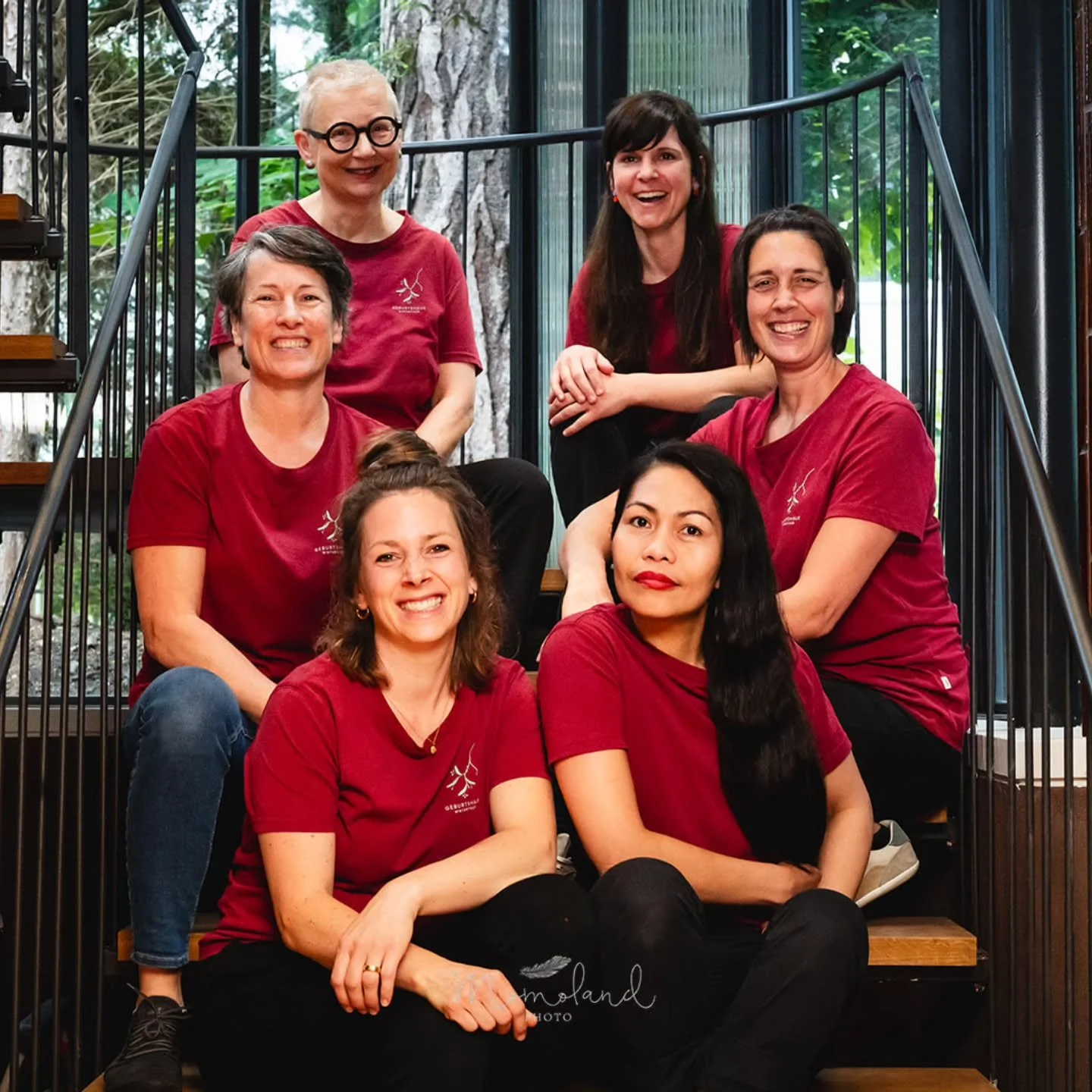 {&nbsp;Im Hintergrund f&uuml;r euch da. }

#UnserTeam

Unser Hotellerie-Team:

Kocht voller Kreativit&auml;t und Leidenschaft jeden Tag frisch.
Verw&ouml;hnt euch drei Mal t&auml;glich mit regionalen und saisonalen Leckereien,
meistens vegetarisch un