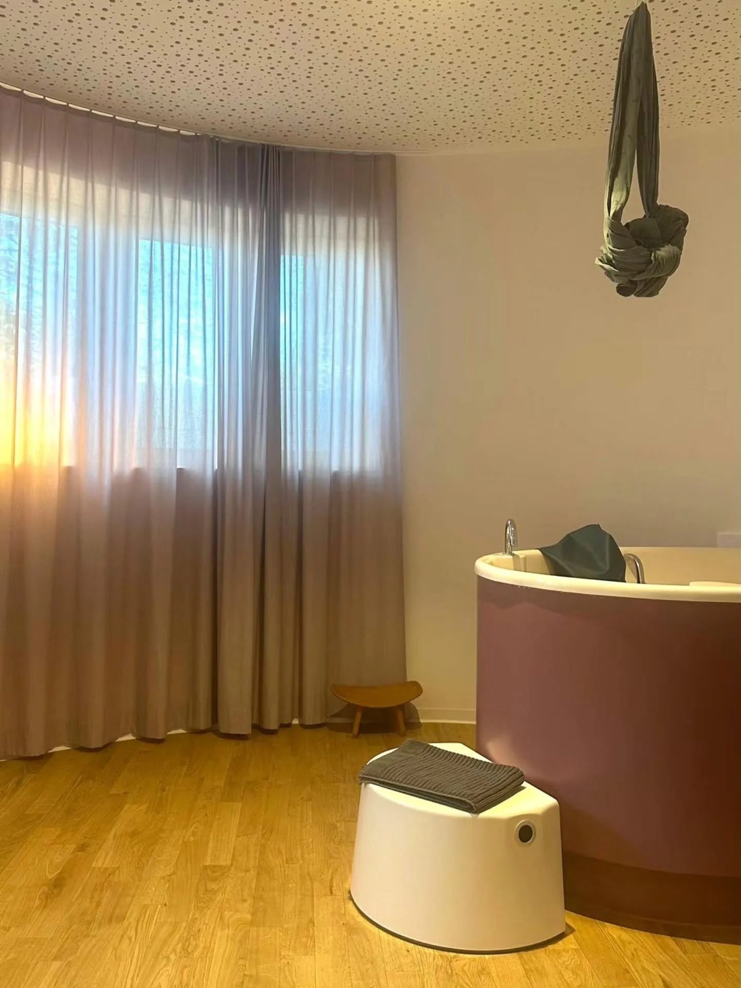 { Sanftes Licht. }

#EinHausZumAnkommen

Manchmal sind es die kleinen Ver&auml;nderungen, die einen Raum ganz neu f&uuml;hlen lassen. Unsere neuen Vorh&auml;nge im Geburtshaus schenken dem Geburtenzimmer eine sanfte W&auml;rme und eine Atmosph&auml;r
