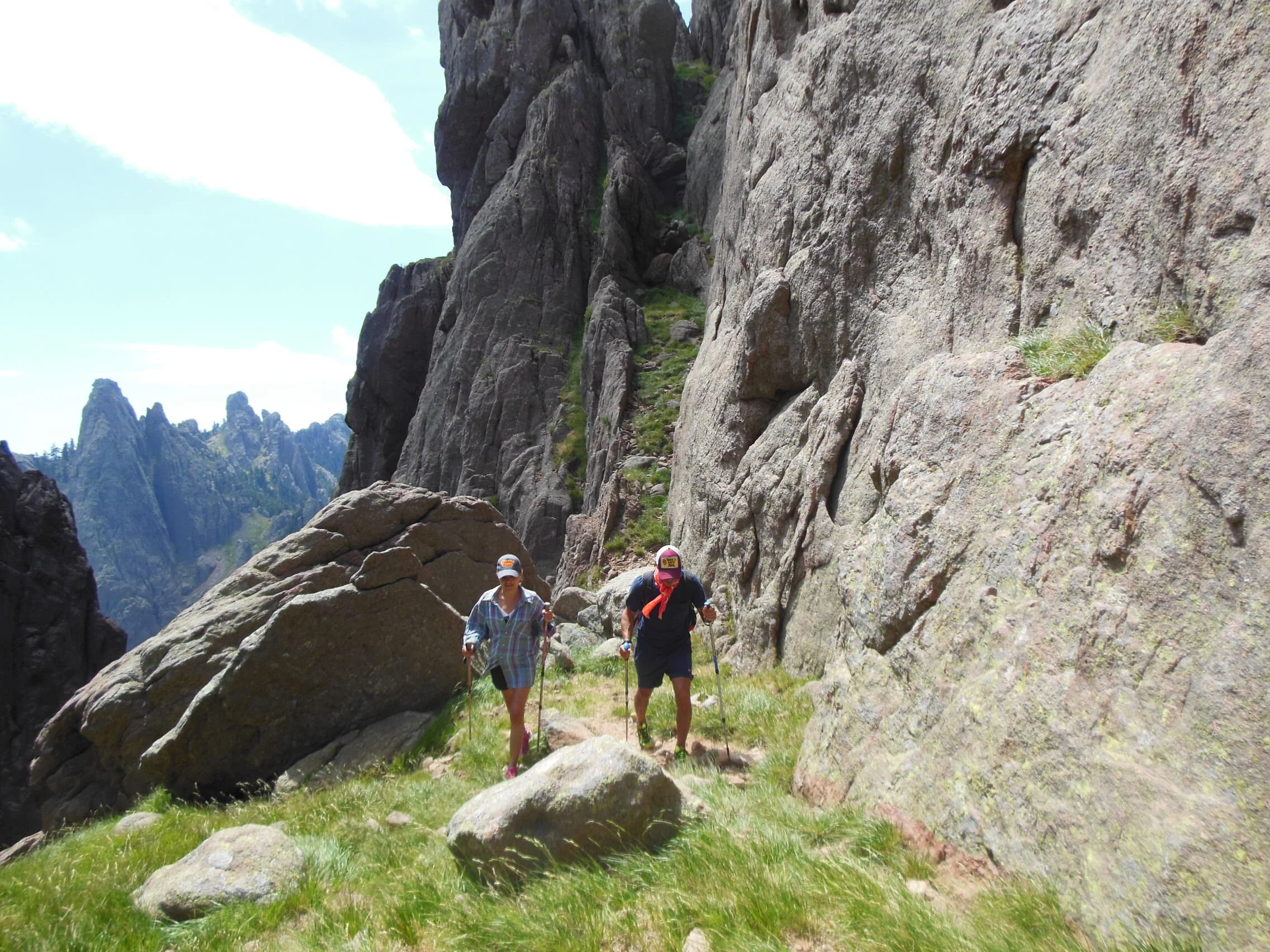 Marcheurs en randonnée crête sud