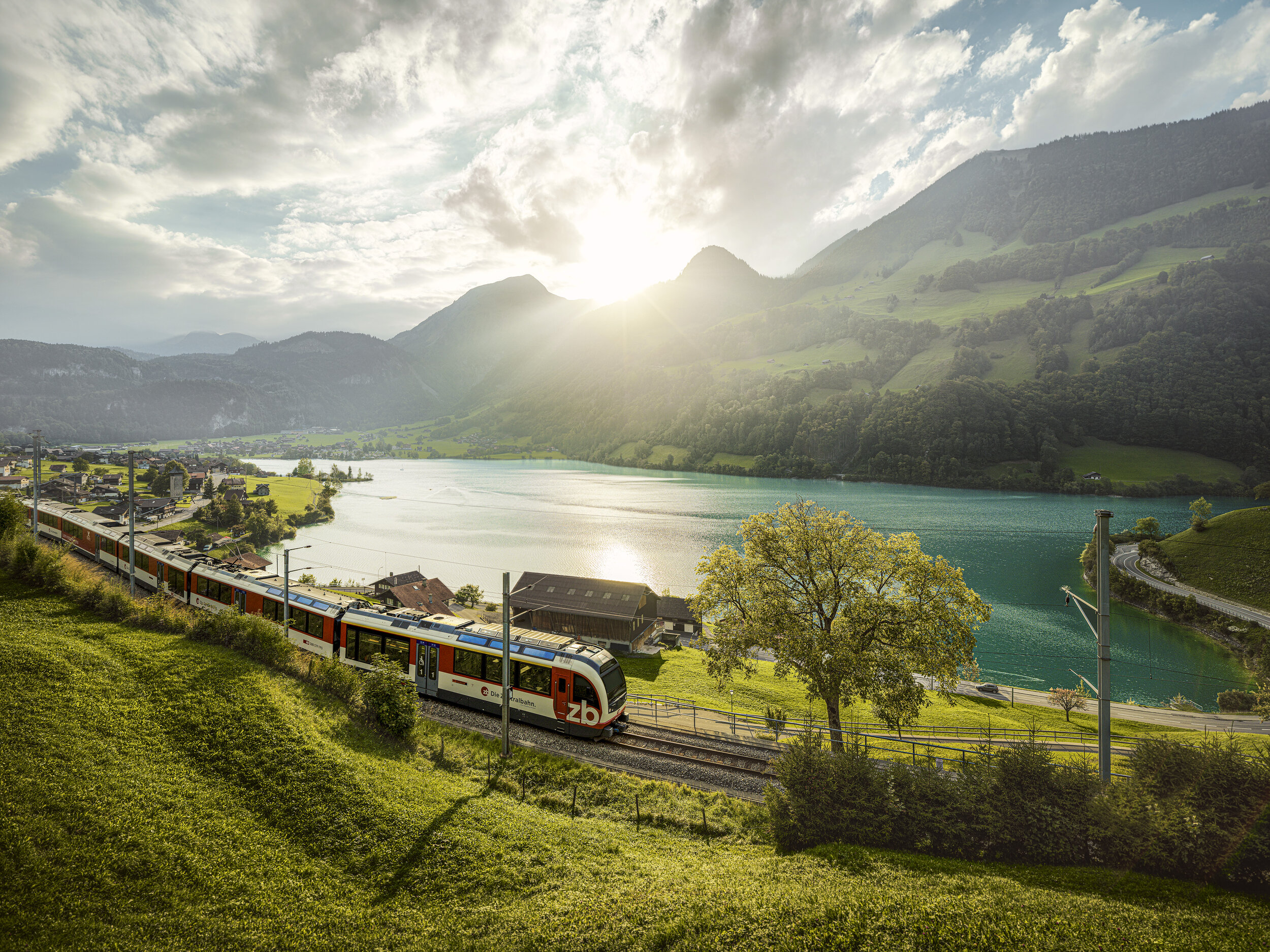 Michel_Jaussi_Swiss_Transportation_Tourismus_Swiss_Travel_System_STS_Schweiz_Berge_ICE_PostAuto_ZentralBahn_LUNGERENSEE_007959_ret 1.jpg