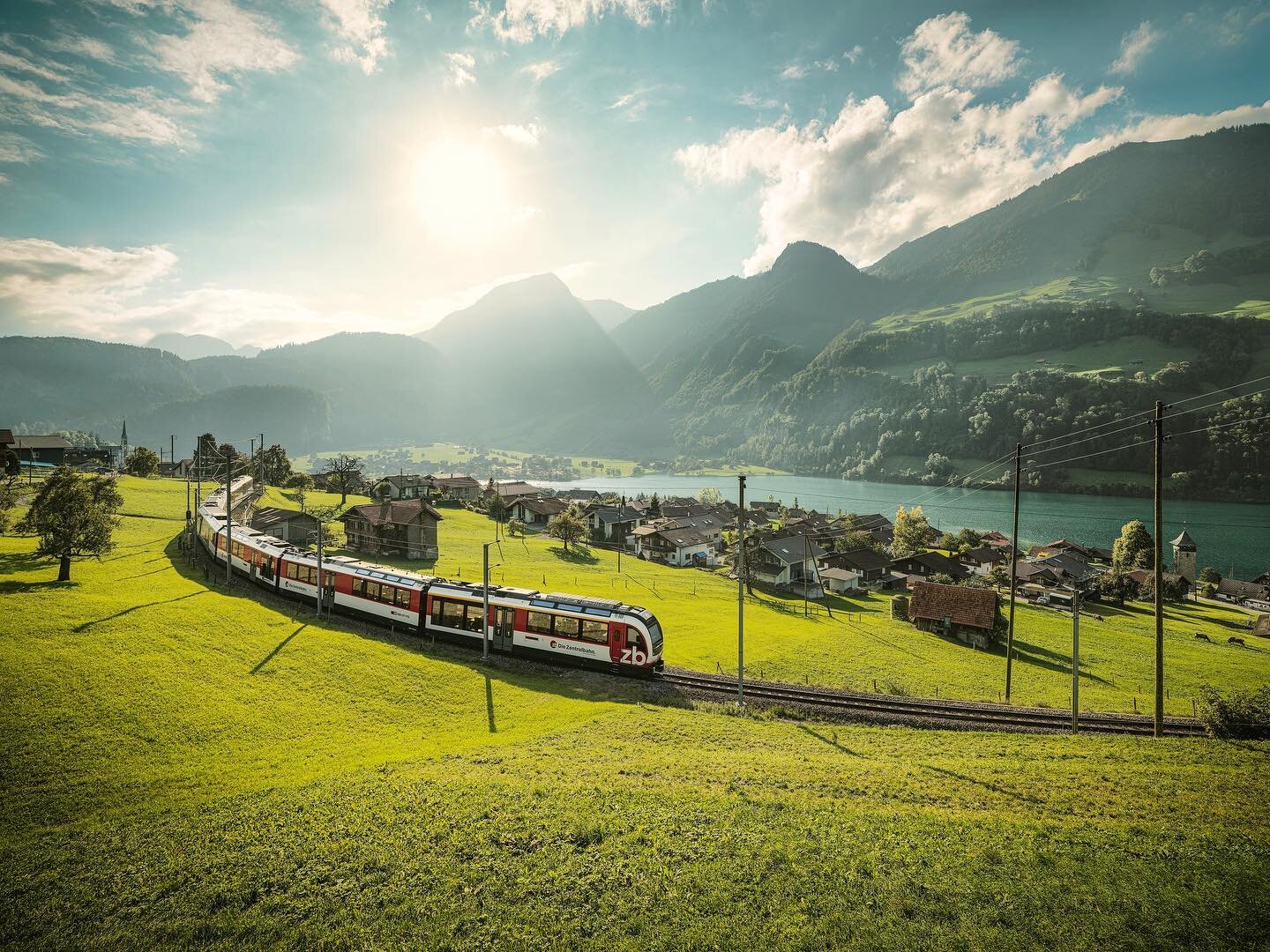 Fotografie: @michel.jaussi
Postproduktion / CGI: @retouched_by_salonen 
Projekt: #swisstransportation

Zum Thema &laquo;Swiss Transportation&raquo; realisierte ich an verschiedenen Standorten in der Schweiz neue Bildmotive. In der Bildstrecke werden 