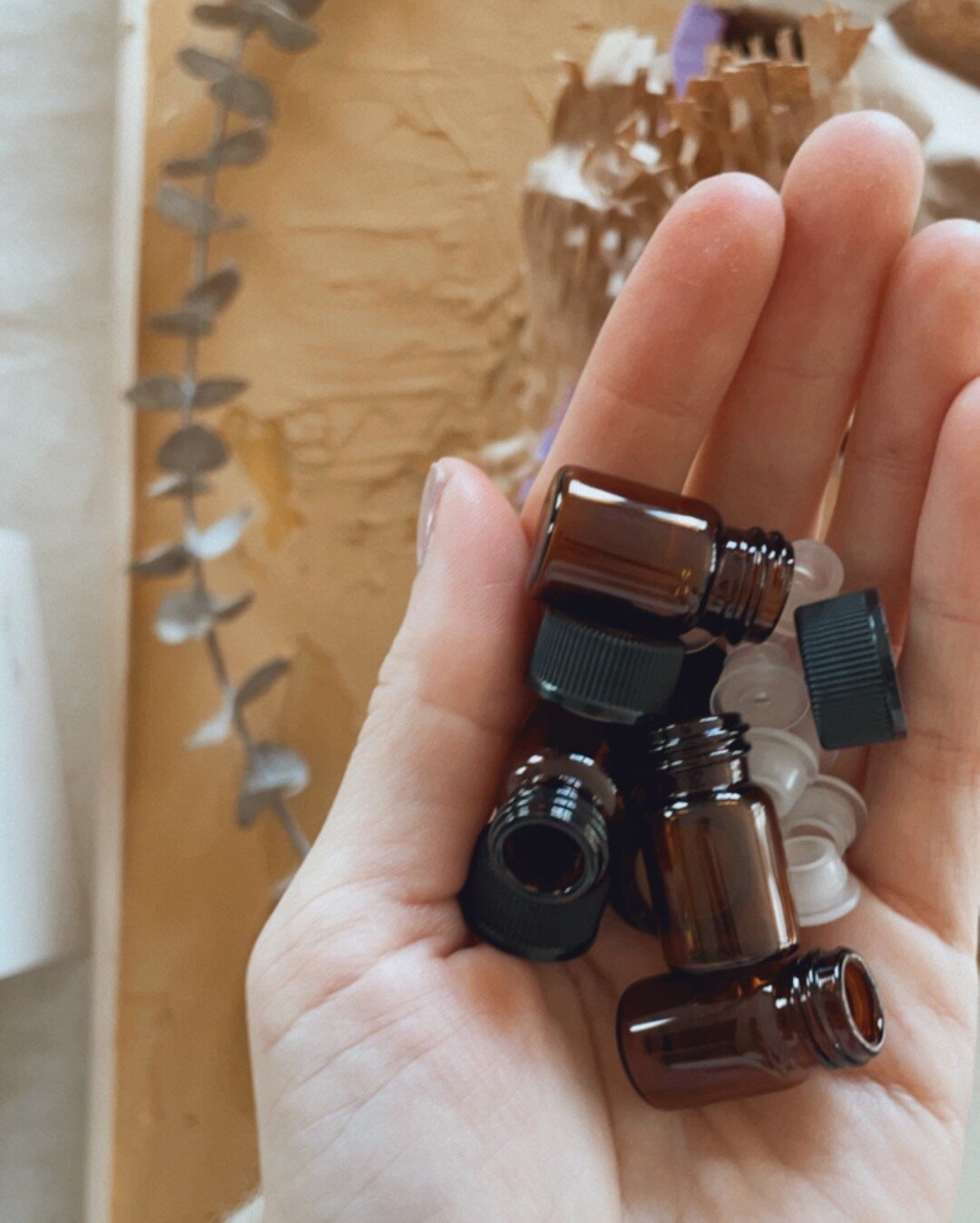 Here's the deal. I diffuse my oils when I paint. The oils that I am diffusing without a doubt play a part in my creative process. I am realizing how awesome and powerful this really is &amp; want to make it more of a shared experience. ⠀⠀⠀⠀⠀⠀⠀⠀⠀
.⠀⠀⠀