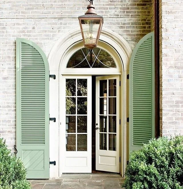 I love how arched doorways create a smooth transition from one space to the next. I especially love this design by @ellagreyinteriors 🍃 the white washed brick mixed with mossy green shutters is gorgeous!
.
.
.
.
.
#interiordesign #interiors #whitewa