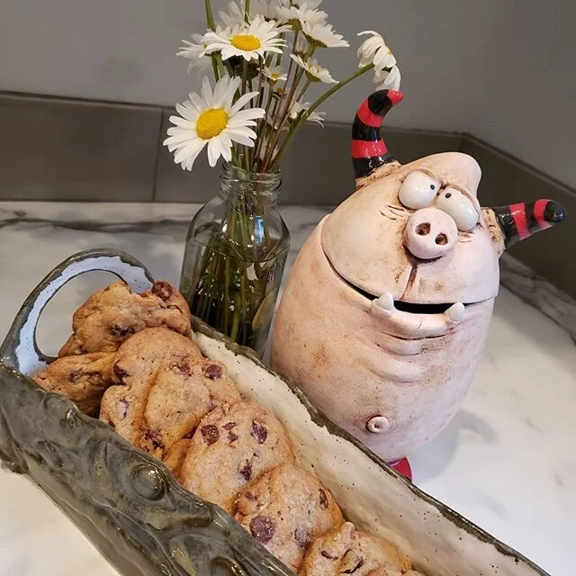 Home baking, home made pottery.
Home is where the ❤ is.
.
.
.
#cookies#chocolatechipcookies#OhYum#potterytray#madebyme#claycharacterjars#bcartist#vancouverislandartist#ladysmith