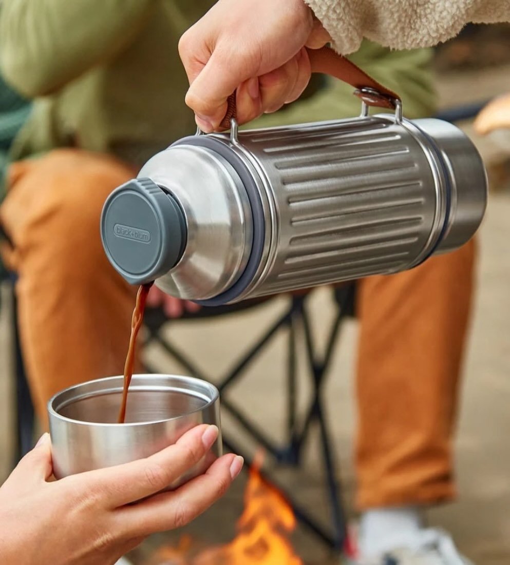 Camping? Hiking? Commuting? Black+Blum&rsquo;s 34 oz vacuum insulated stainless steel flask will keep your drinks piping hot or refreshingly cold for 24 hours. Comes with two double wall insulated cups &amp; a handy carrying strap.