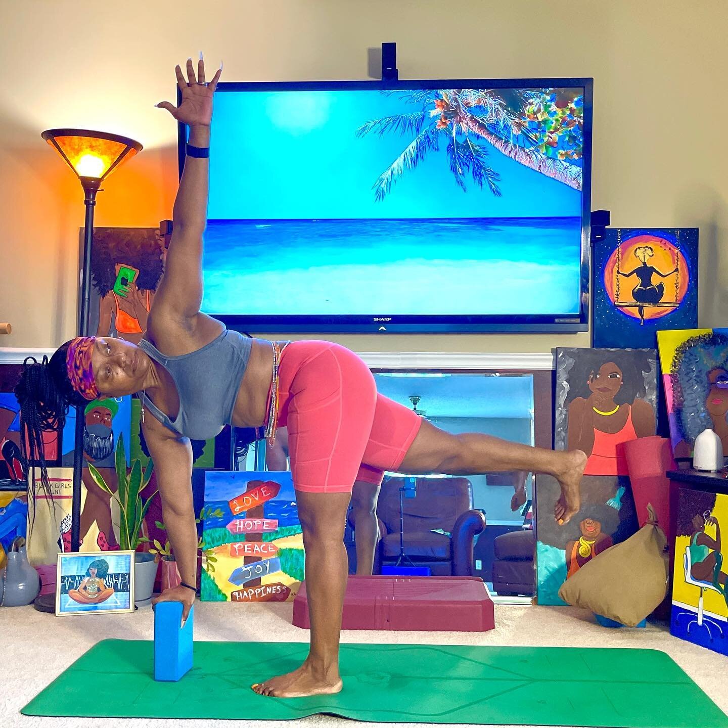 Day 17 Balance pose - #revolvedhalfmoon #dorkchallenge with @ladydork 

#yogalovers #yogaworld #blackgirlyoga #dorkflow #yogaeverydamnday #yogainspiration #yogi #blackwomendoyoga #practiceandalliscoming #igyogachallenge&nbsp;&nbsp;#yoga #igyogachalle