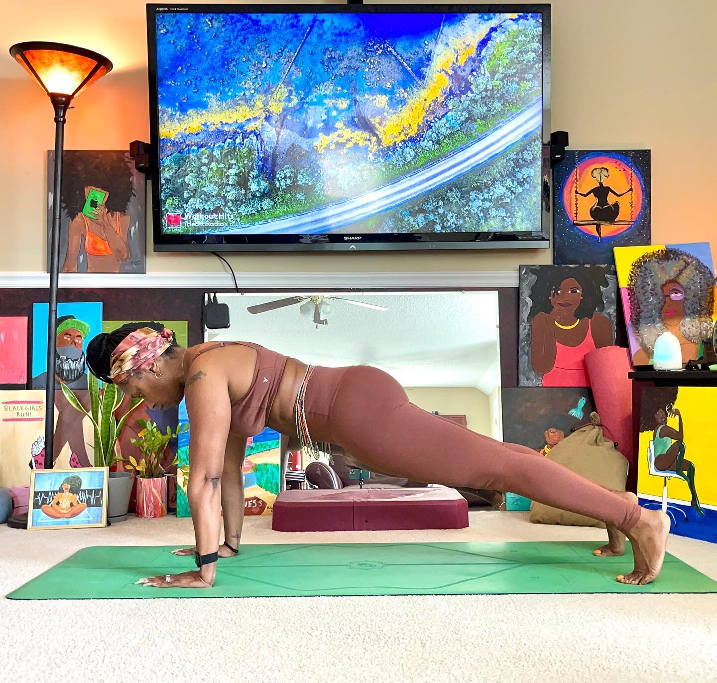 There is someone, somewhere waiting for you to motivate them to be great. So go and be great; inspire! 

Day 18 - #dorkchallenge with @ladydork #plankpose

#yogalovers #yogaworld #blackgirlyoga #dorkflow #yogaeverydamnday #yogainspiration #yogi #blac