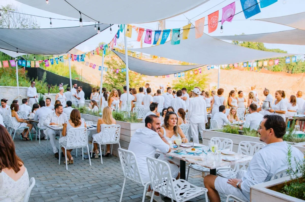 People dressed in white for Buena Vida en Blanco