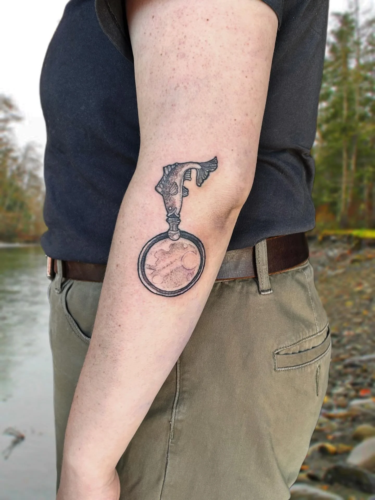 🐟 Ah of course, a magnifying glass to better see the fishes. Hello, thank you for being so fun to talk to and joke with. Literally such a cool person. Sorry it took 5 years to tattoo this lol. 🐟