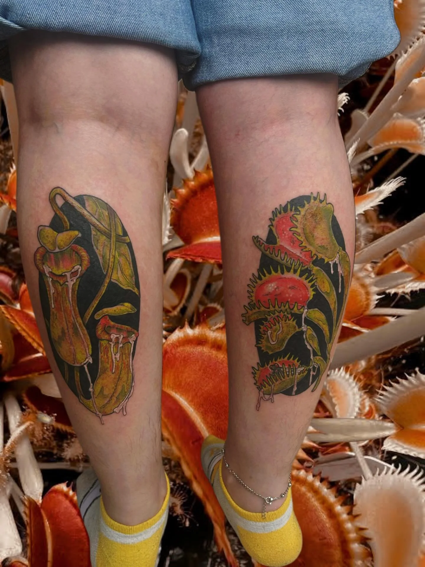 🧛&zwj;♀️ 🌱Just some cute carnivorous to blast the back of the calves. My favorite spot to tattoo, no one&rsquo;s favorite to get. Bless for claiming this old flash, double bless for letting me draw that pitcher plant too to match. 🤪🌱🧛&zwj;♀️ 💅