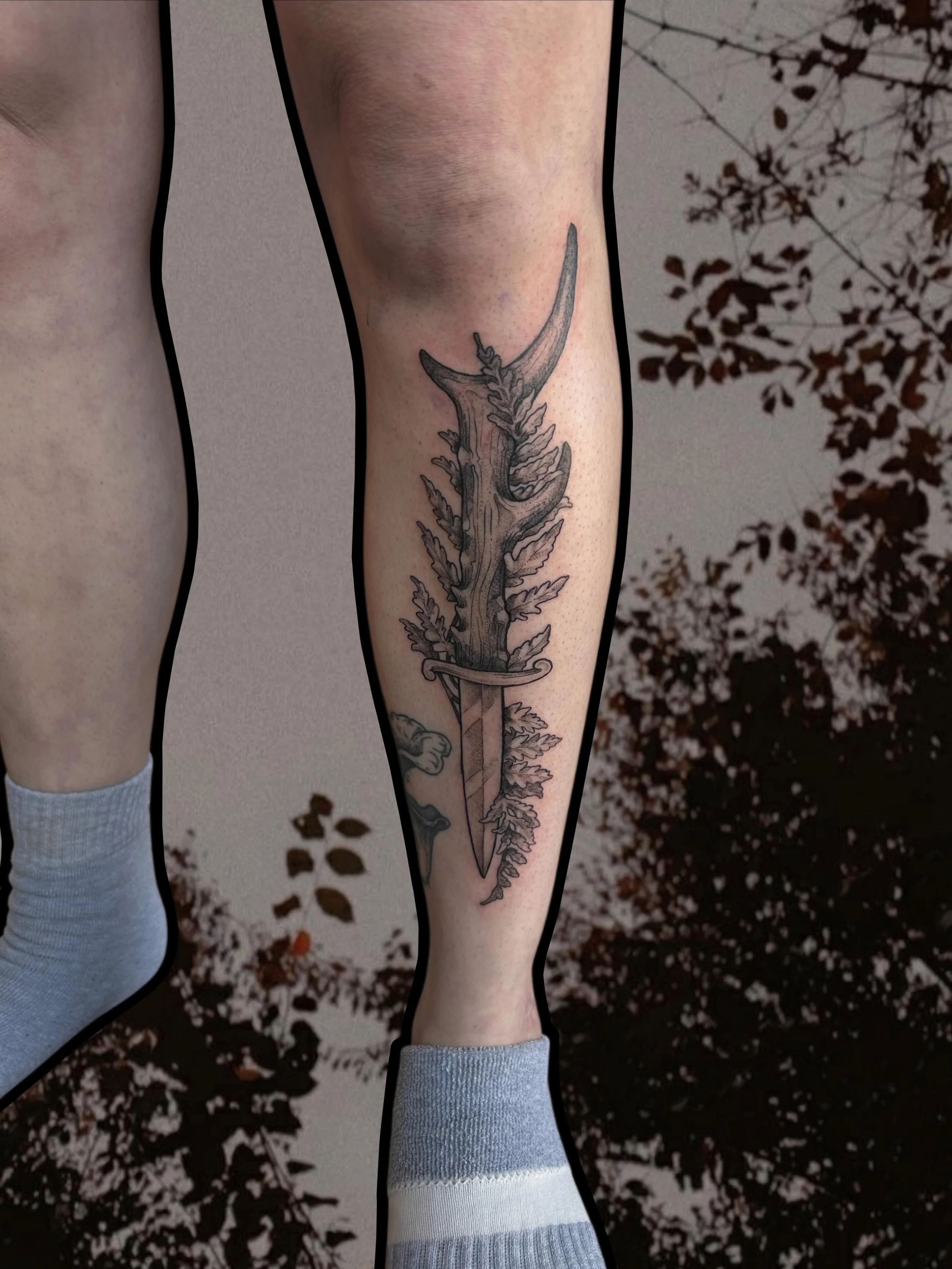 🗡️ Tiny dagger amongst the ferns. 🌱 And on a shin, no less. (My favvvvvv). A lovely experience, thanks for getting some of my flash! As always, flash can be edited to flow better with your desired space. 🗡️