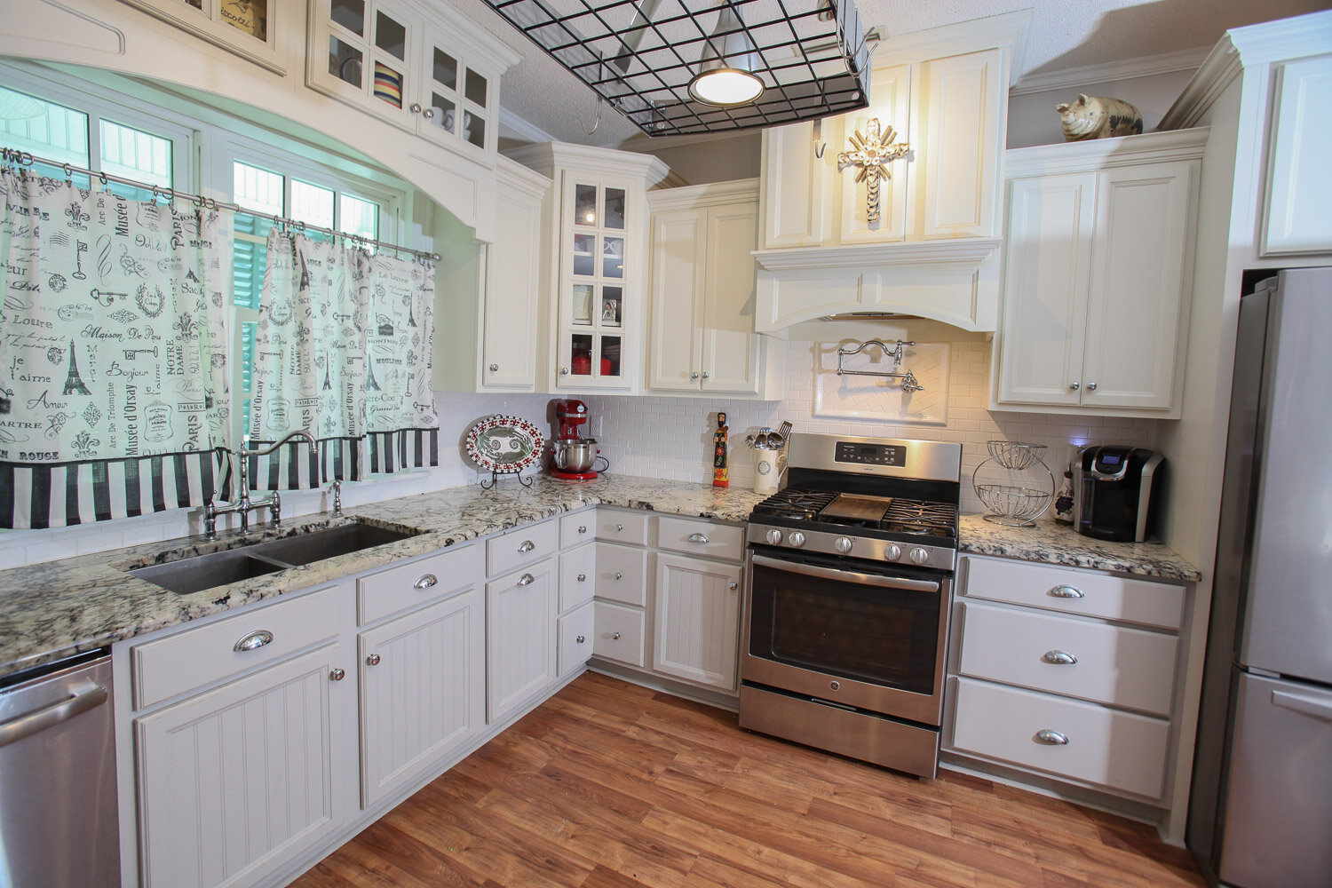 Brighton Maple Ivory Lower Cabinets w/ Oxford Maple Ivory Upper Cabinets