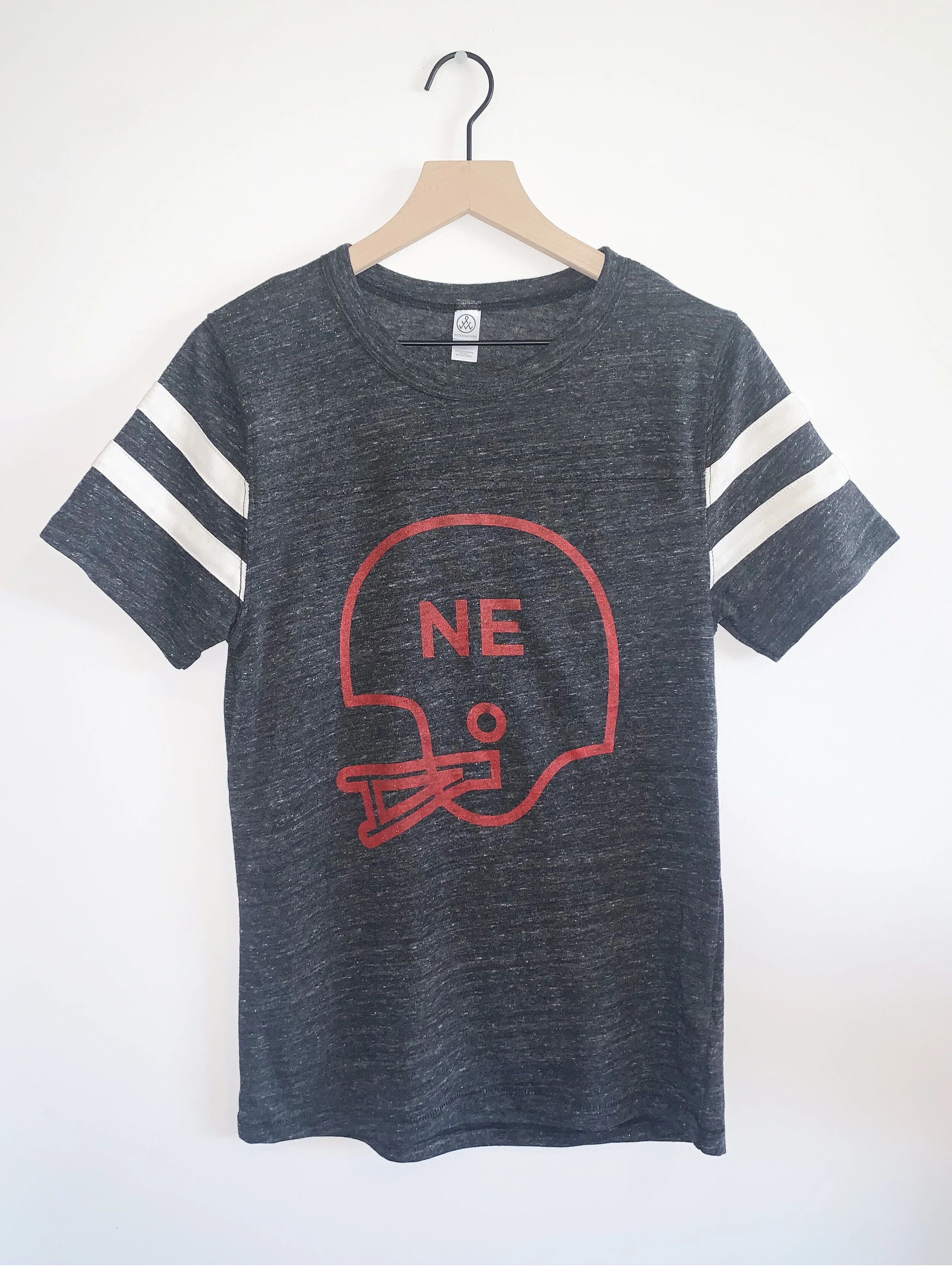 NE Helmet tee in heather black