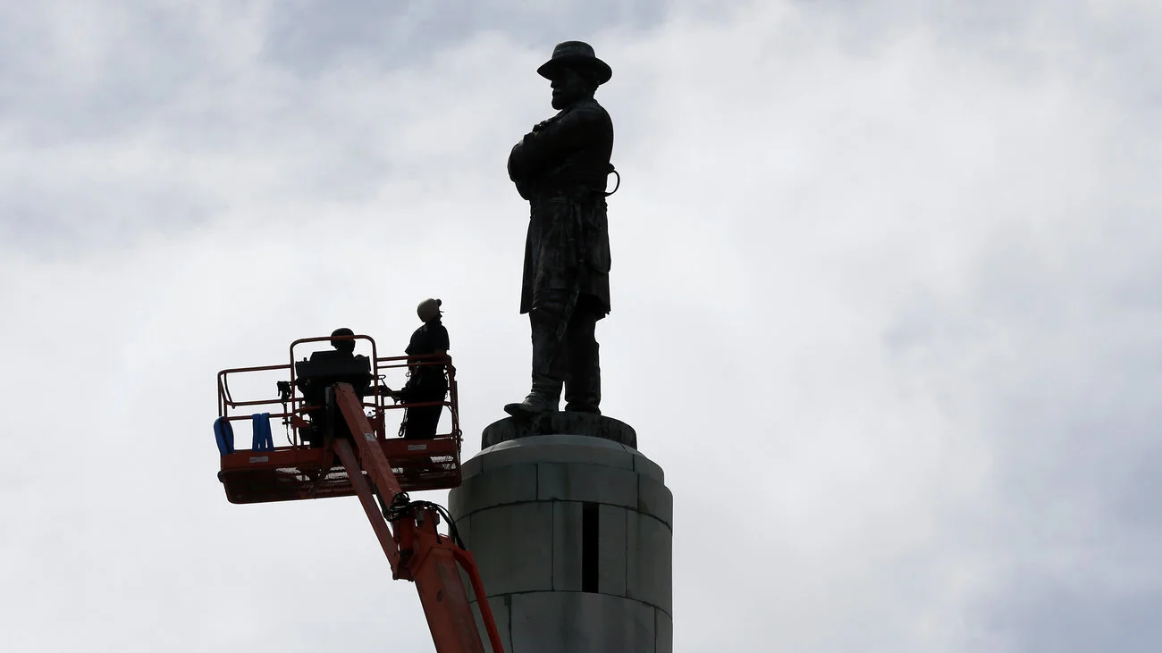 The City of New Orleans prepares for the removal of Robert E. Lee Monument. Image Credit: NPR.org