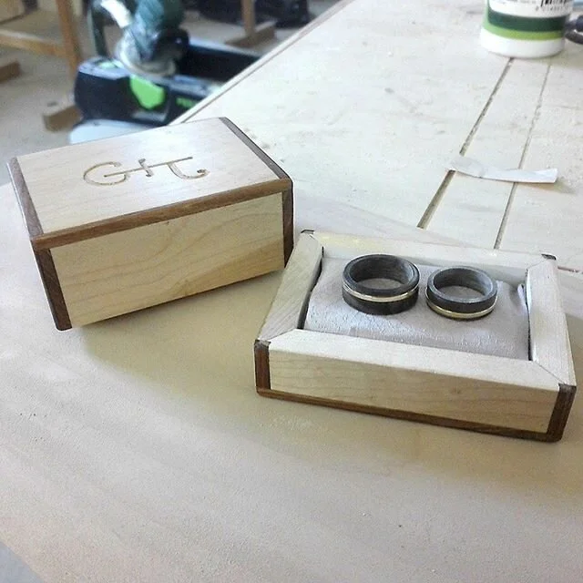 Wedding rings 🇮🇹 Anelli per matrimonio.
Realizzati in pioppo nero (impregnato in resina) e oro.
Cofanetto in acero e noce. 🇬🇧 Wedding rings.
Made of black poplar (resin impregnated) and gold.
Maple and walnut box.
.
.
.
.
#pioppo #noce #acero #an