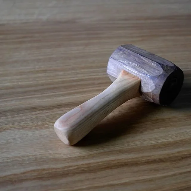 Avevo bisogno di un nuovo mazzuolo per lavori delicati con gli scalpelli, avevo tempo e ho deciso di farlo un po' diverso
I needed a new mallet for light chisel work, had the time and decided to go fancy...
#noce #frassino #mazzuolo #naturalfinish  #