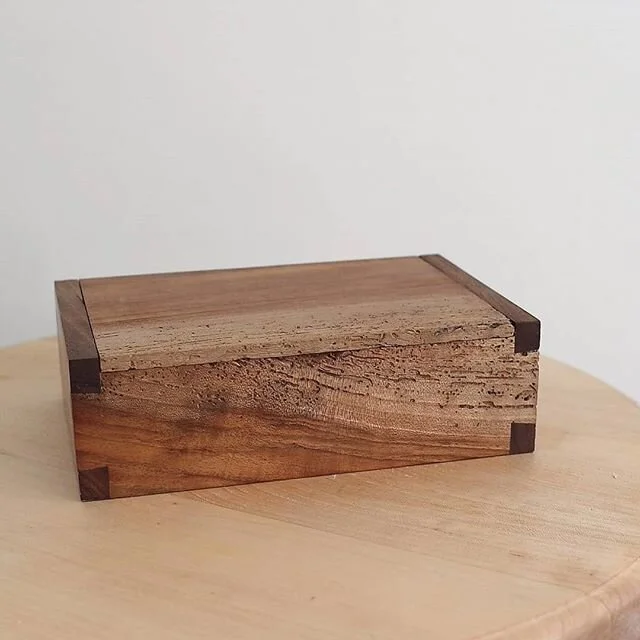 alessiotrainiti 
Semplice scatola in noce tarlato...perché non mi piace sprecare legno e, secondo me, ha un certo fascino.
Simple box made of worm water walnut...because I don't like to waste wood and, in my opinion, it looks cool.
#noce #naturalfin