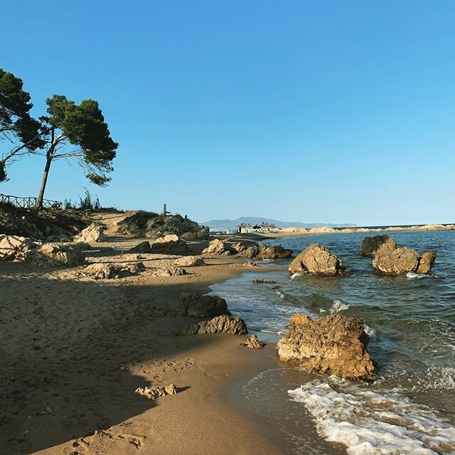 Today is the first day of summer in the northern hemisphere! 🌞 We are missing these Costa Brava beaches just north of Barcelona. How are you welcoming summer? 🌞🦋🌞🦋🌞 #summersolstice #summerishere #costabravalover #spain #catalonia #beachesofinst