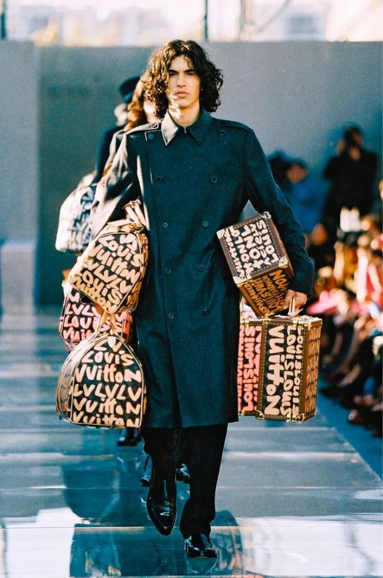 64f1d3edf670b0f79a0f7ca5_64b7bc0a3bb52ff4071473f0_Louis%20Vuitton%20SS2001%20Stephen%20Sprouse.jpeg