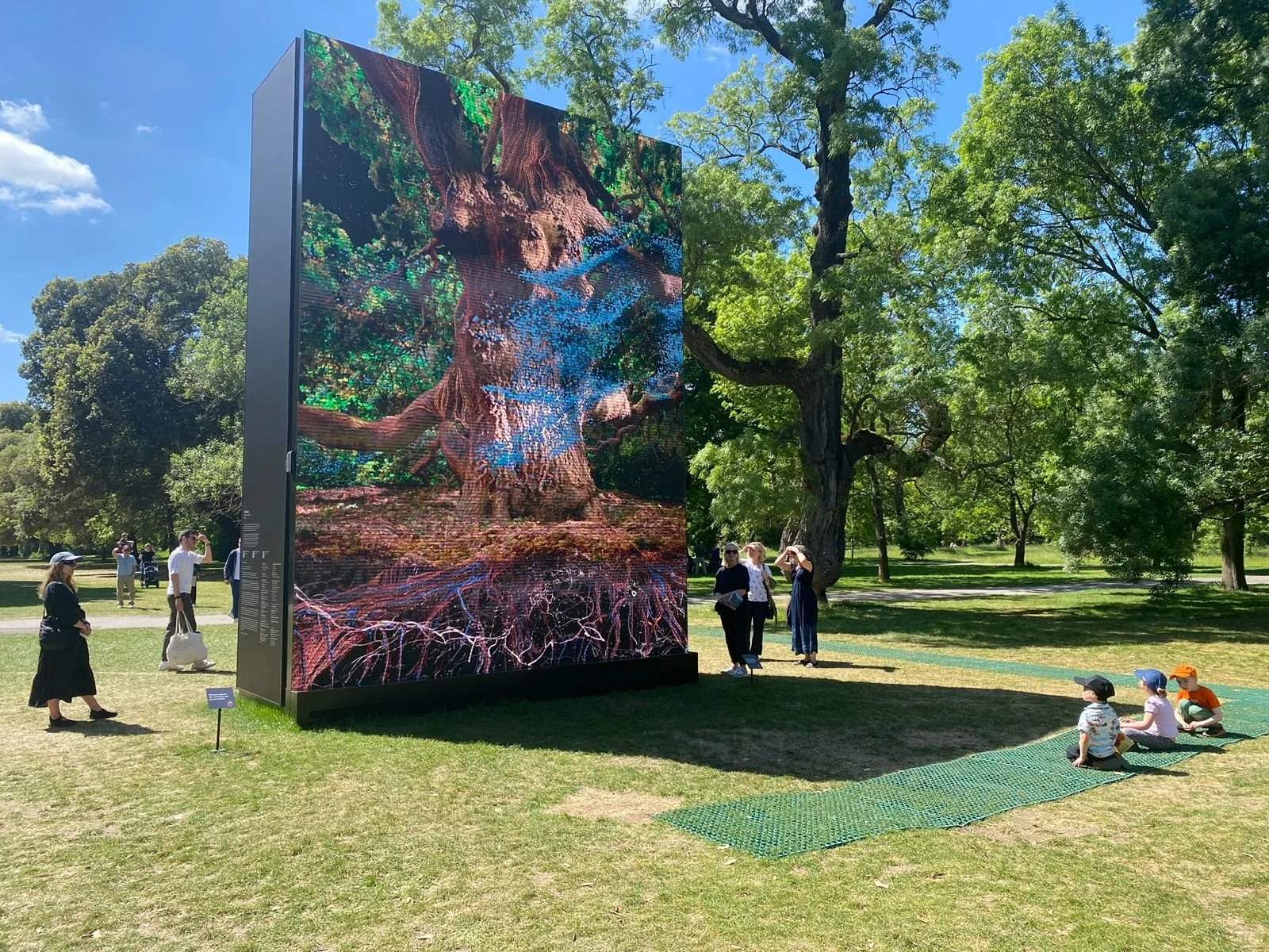 A Marriage of Opposites: Digital Immersion at Kew Gardens