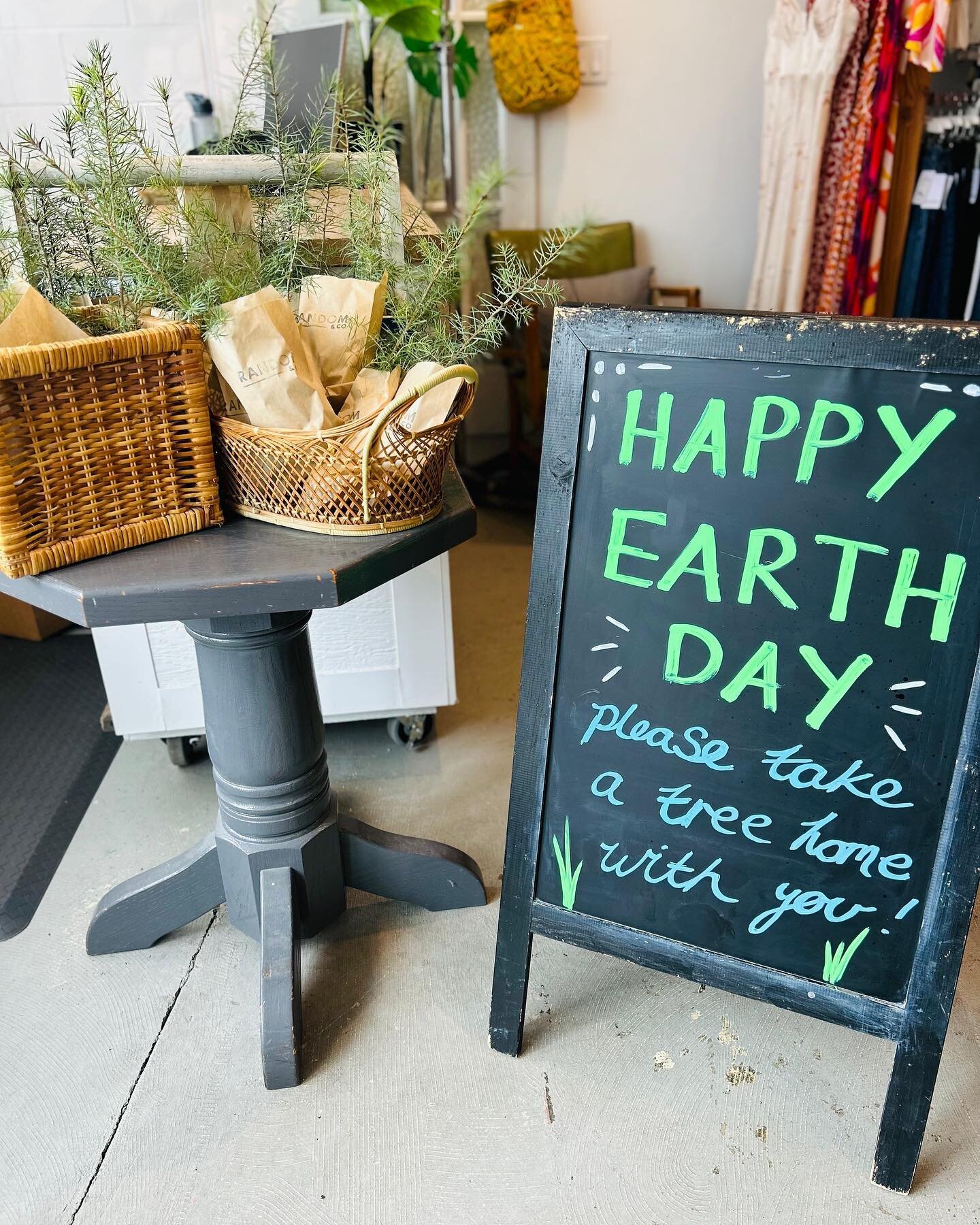 🌿🌍 RANDOM&amp;CO&rsquo;s  Successful Celebration for Earth Day! 🌍🌿 PLANT A TREE EVENT!!

A heartfelt THANK YOU to all our amazing friends who joined us at Random&amp;Co Clothing for an incredible Earth Day celebration! Together, we made a positiv