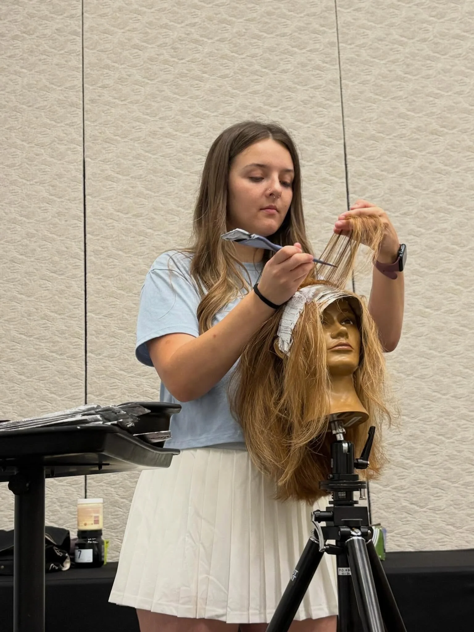 Raise your hand if you like seeing hair demos on stage! 

Saturday attendees witnessed TGIBalayage platform artist  @emilyrenee_hair complete a Full Visor Application in 32 minutes! 

Did you miss us? Catch us Monday 2:30-3:30pm in room 414C. 

#viso