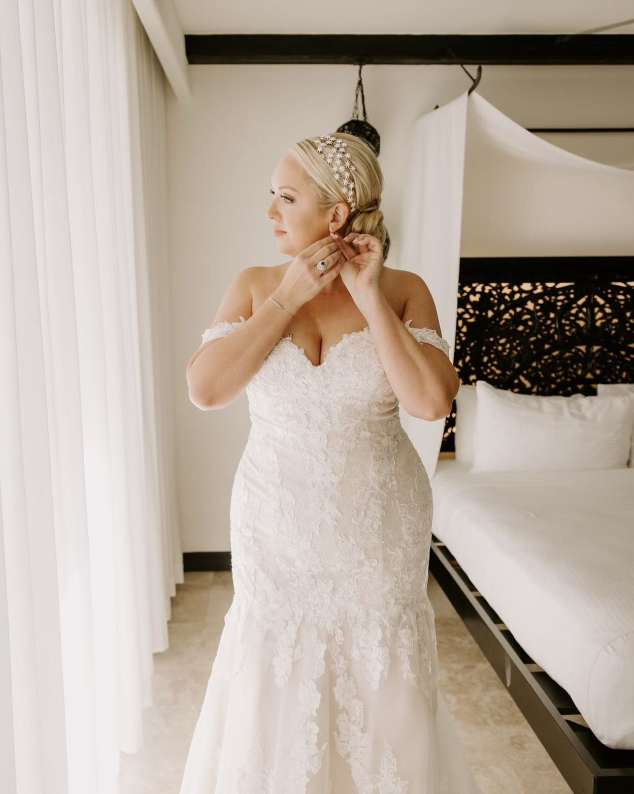 ✨ Couture Bride @taylorguzek on her wedding day in her stunning @valstefani gown✨