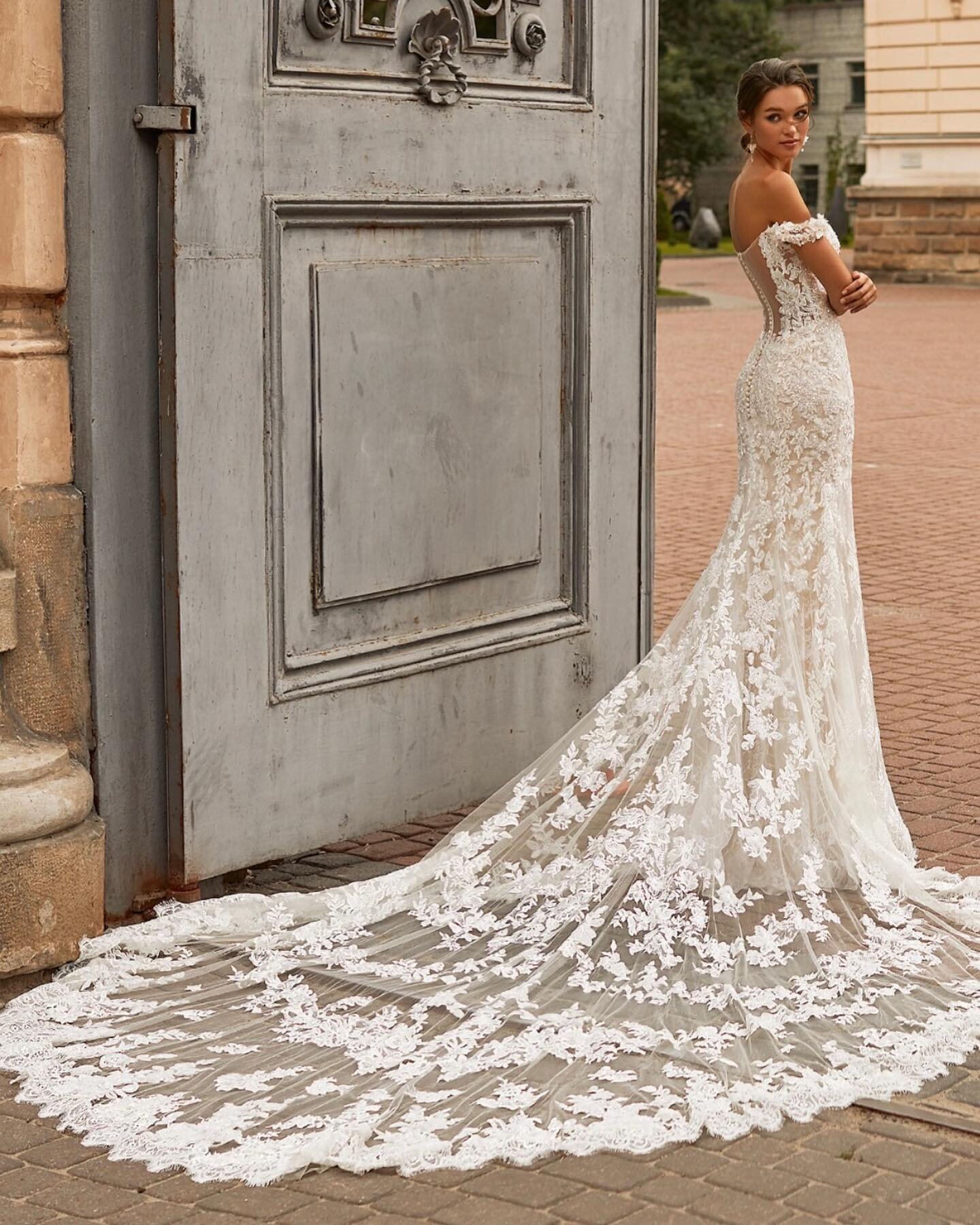 ✨Dress spotlight ✨
We are in love with the stunning train and lace detail on this @valstefani MONACO dress! 🫶 

#bestoflasvegas #wedding #weddingdress #weddinggown #weddingfashion #weddinginspiration #bridal #bridalgown #bridalstyle #bridalchic #bri