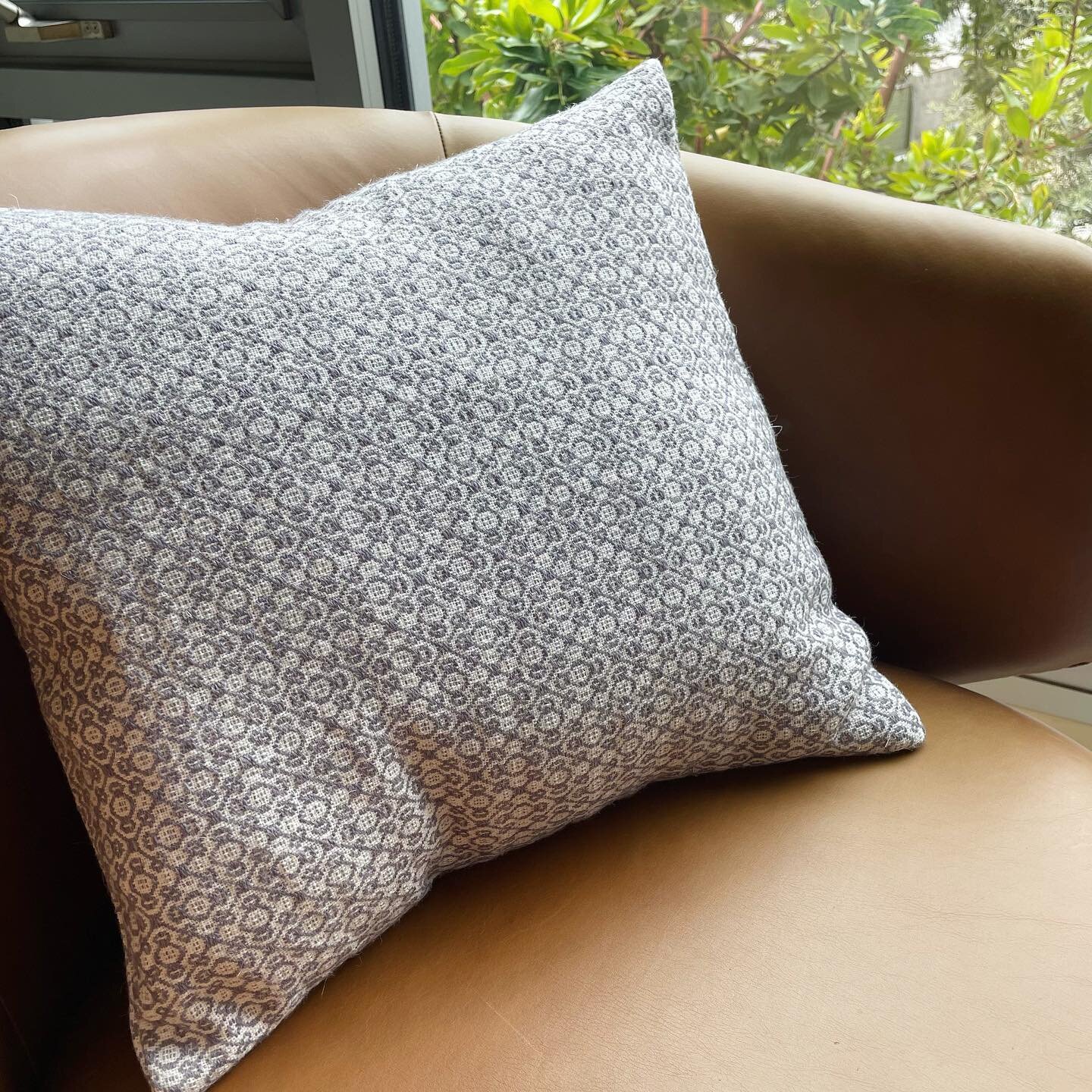 Handwoven overshot pillow cover 💜
.
.
.
{Description: a pillow with a geometric pattern in lavender wool on an off-white linen background sits on a brown leather chair with green leaves visible out a window in the background.}
.
.
.
#Weaving #Weaver