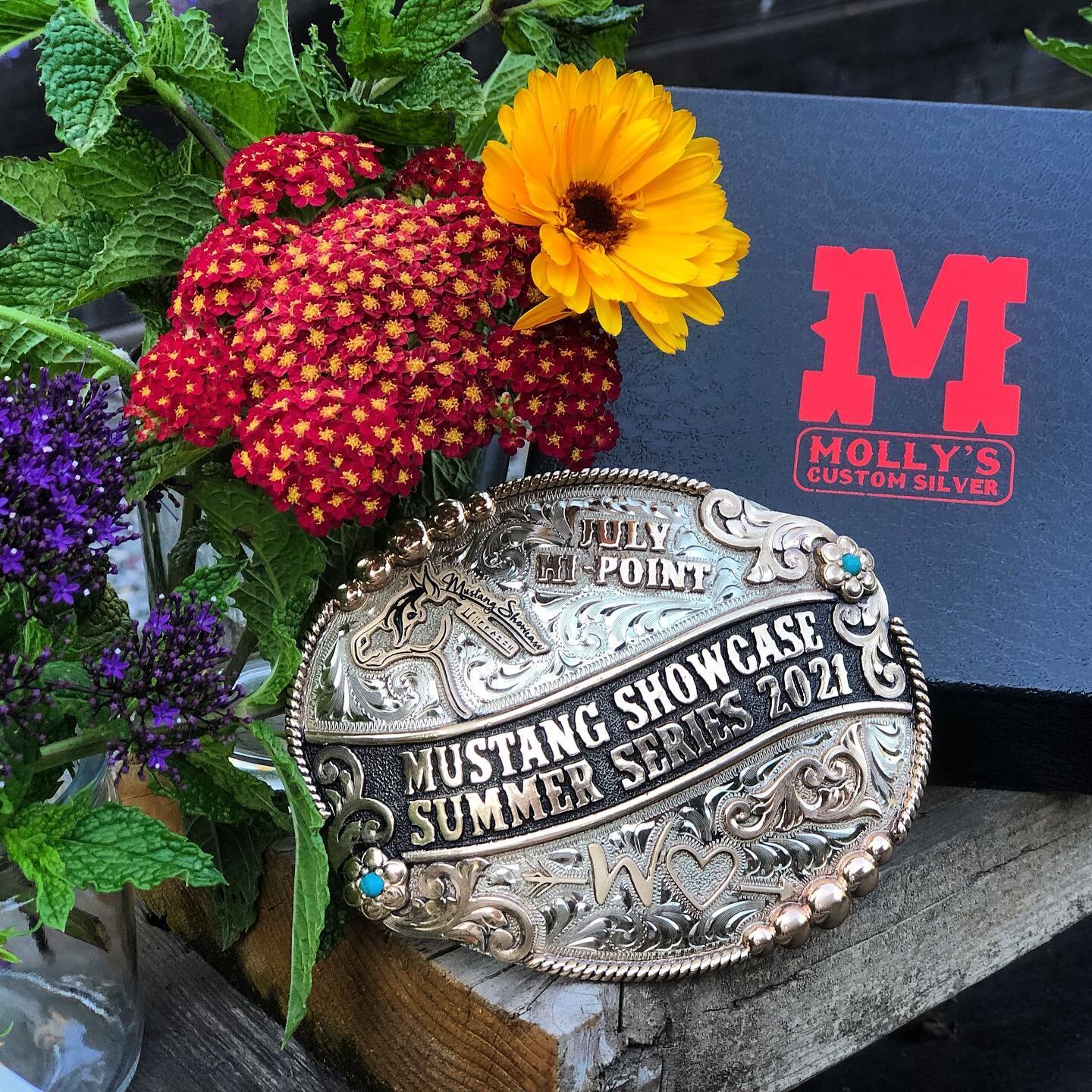 Holy smokes.. look what&rsquo;s up for grabs!! This @mollyscustomsilver buckle for the Showcase couldn&rsquo;t have come out more beautiful. 💚🐴

We want to thank @sonyahollander for graciously sponsoring this beautiful July buckle. Sonya has two Mu