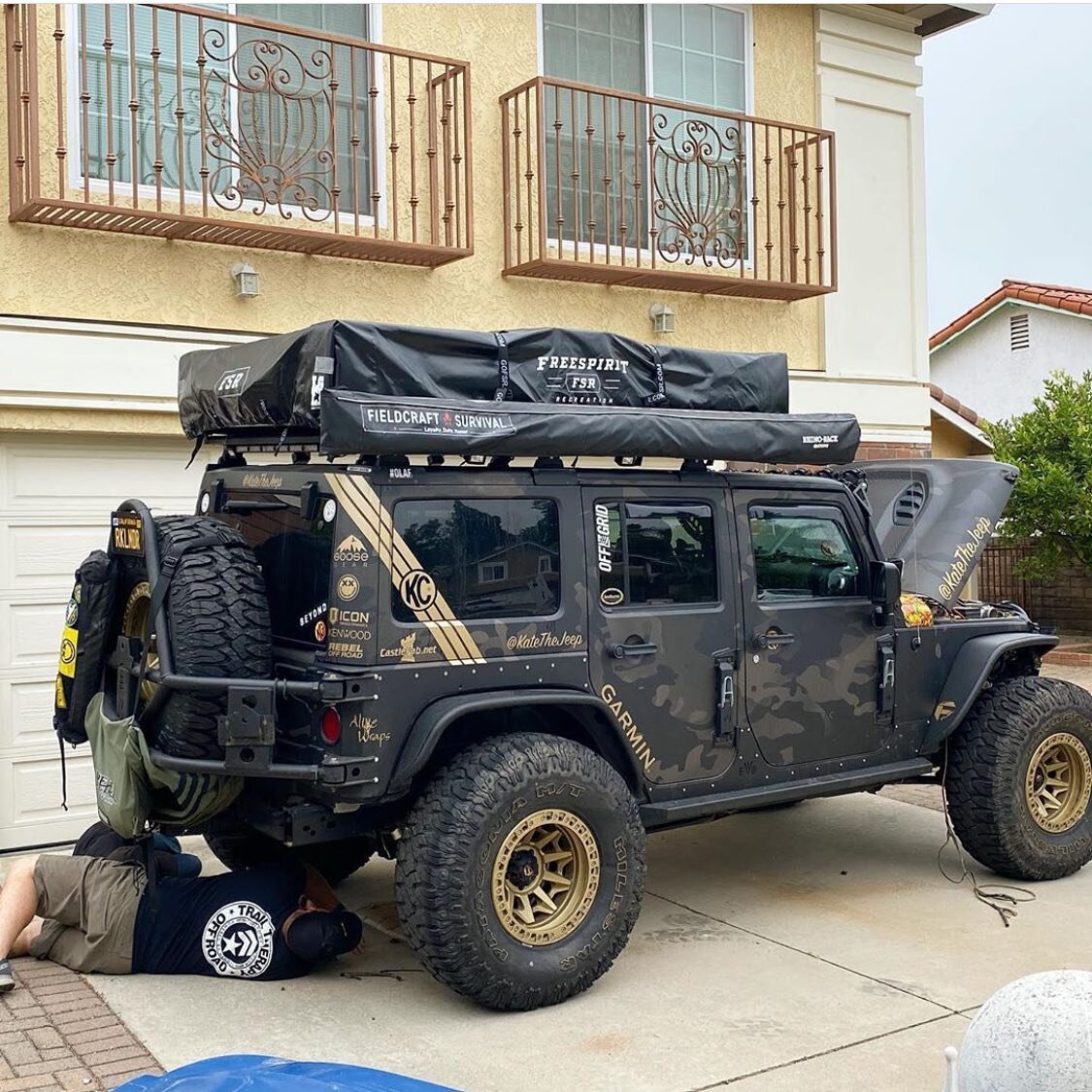 @wiredby_greg making a special house call in his @trailtherapyoffroad shirt to help @katethejeep sort out some electrical. He&rsquo;s getting the lighting and his rack lights ready with quick disconnects for the changeover. When you can&rsquo;t do it