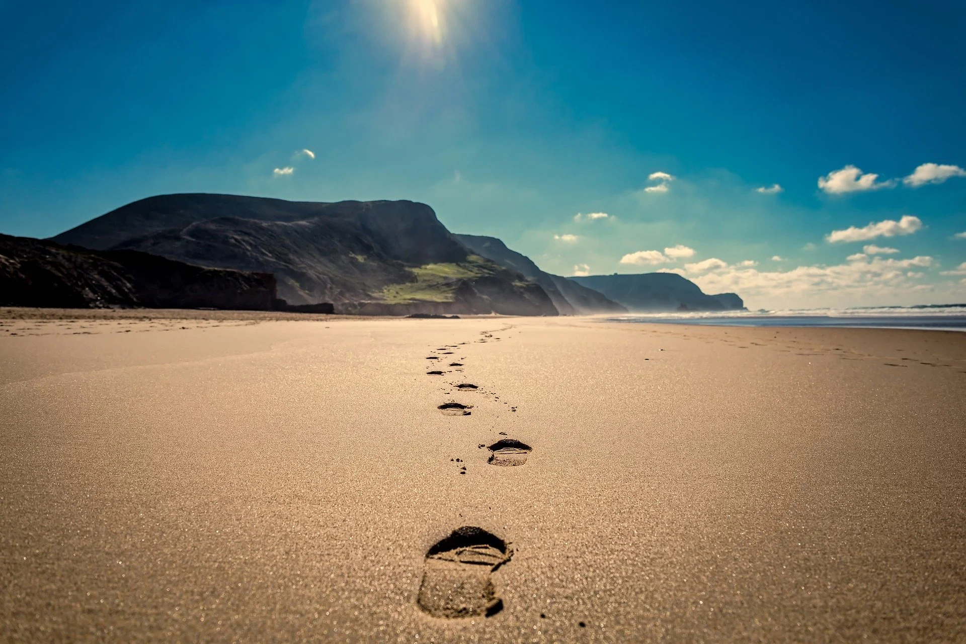 footsteps-3938563_1920.jpg
