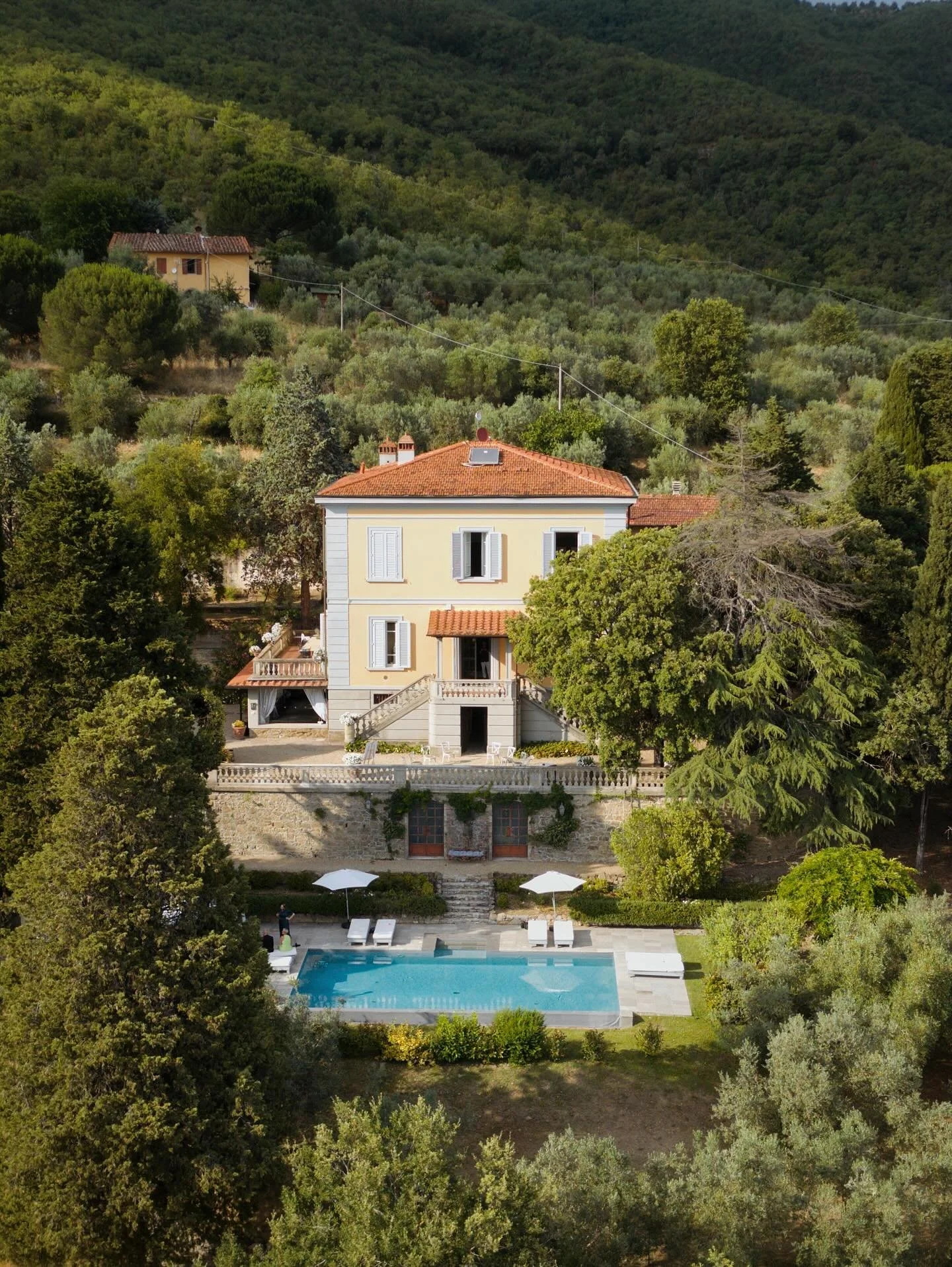 Nestled in the hills of Tuscany hides @villabelvederetuscany 🤍