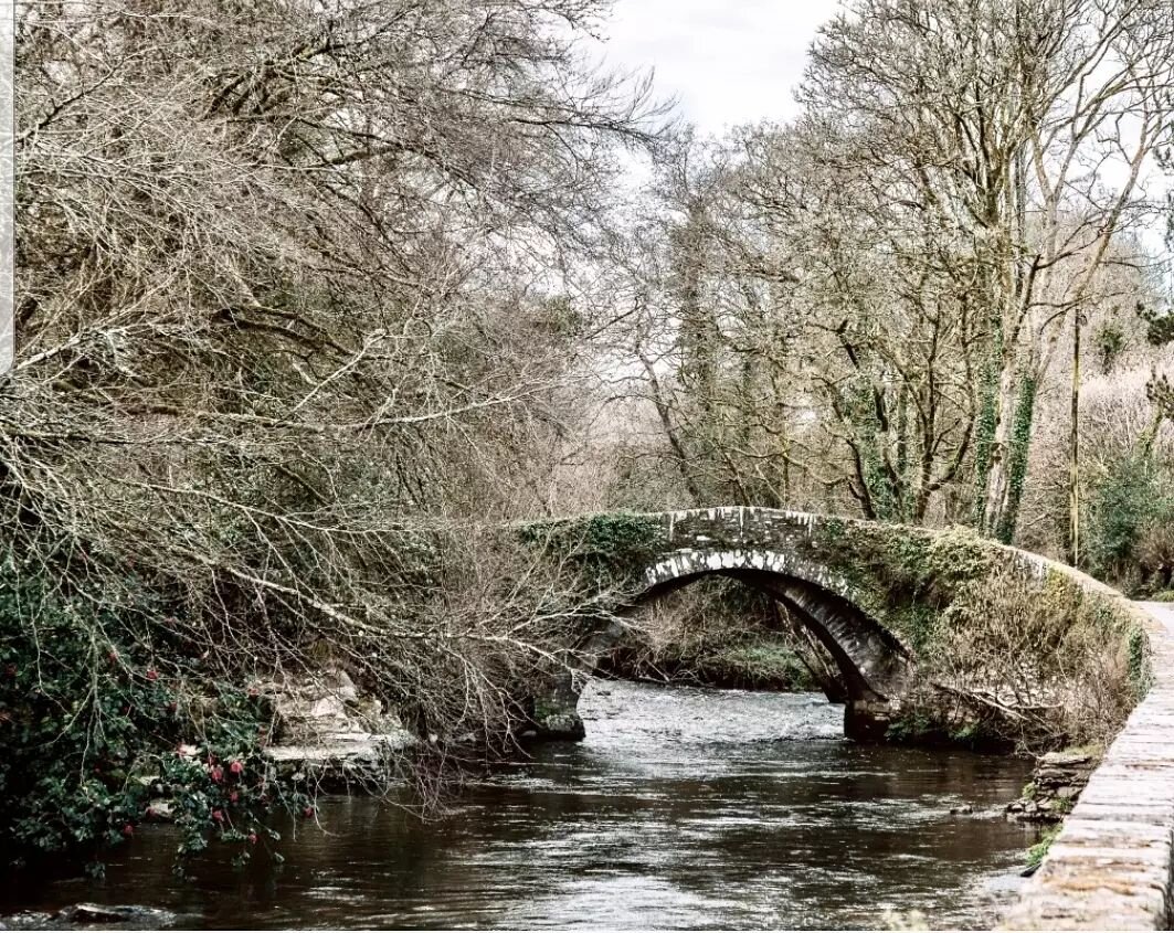 The little humpback bridge near the cabin has an arch from the 1500s and is Grade II listed. It's a great spot to play Pooh sticks and watch  the River Avon on it's way to the coast. 

#riveravon #batmanssummerhouse #poohsticks #grade2