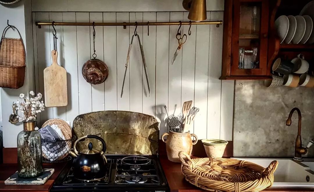 Sublime low Autumnal sun bouncing off the cooker splashback in the Summerhouse kitchen this afternoon. The valley is holding onto it's copper and rust tones for the longest I've ever known.

#autumncolours #batmanssummerhouse #beautifulcabin #artists